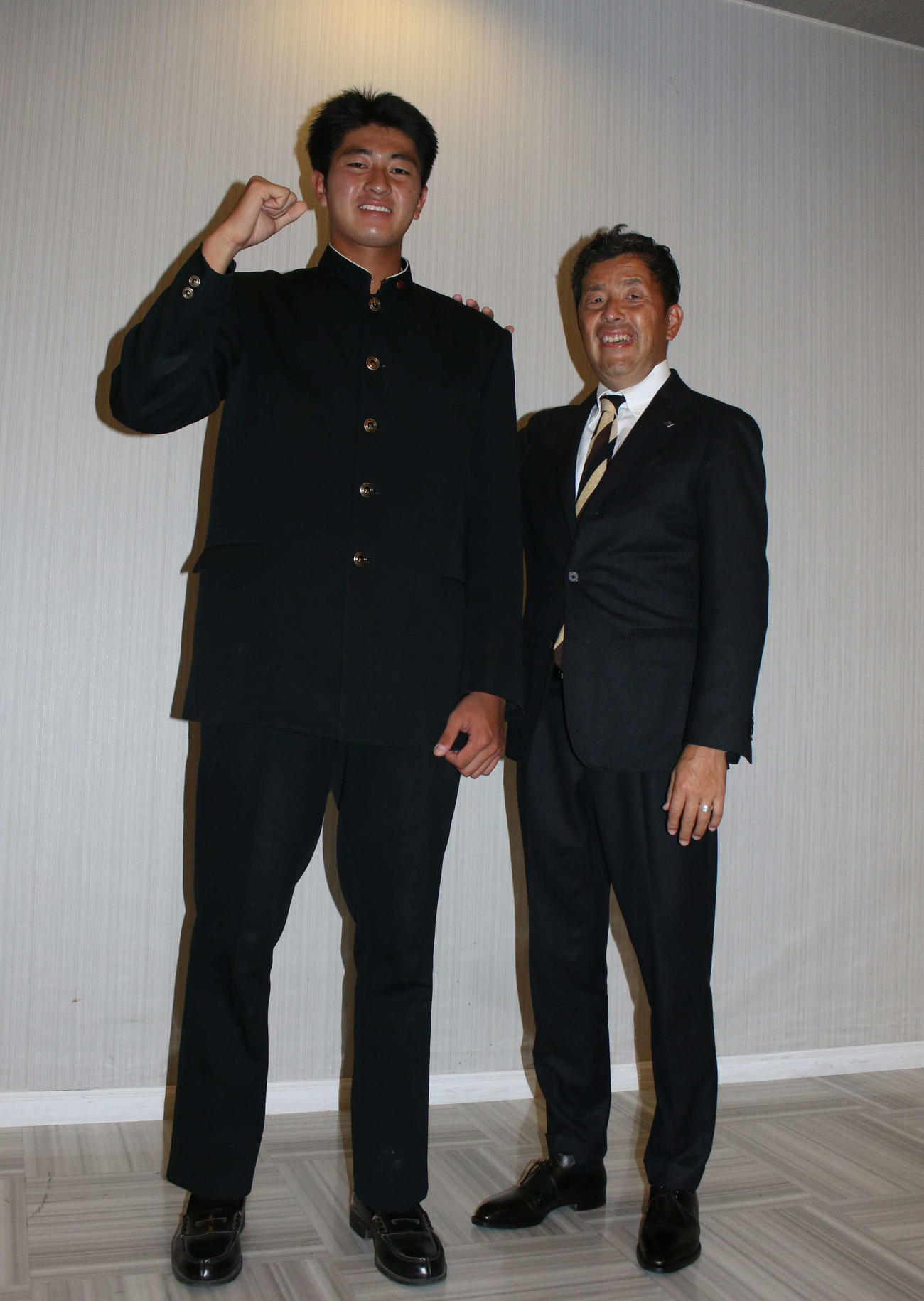 18歳の誕生日に日本ハムと仮契約を結んだドラフト4位の常葉大菊川・安西叶翔投手（右は熊崎誠也スカウト）（撮影・木下大輔）