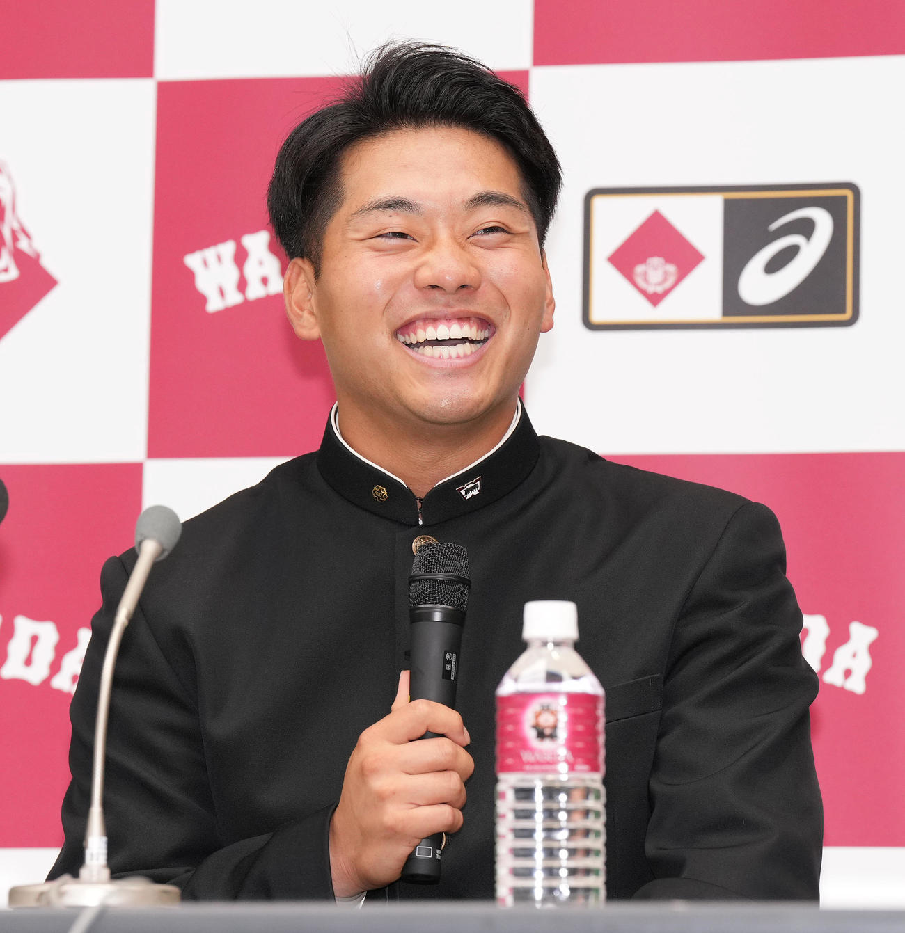 西武から指名あいさつを受け、会見で笑顔を見せる早大・蛭間（撮影・菅敏）