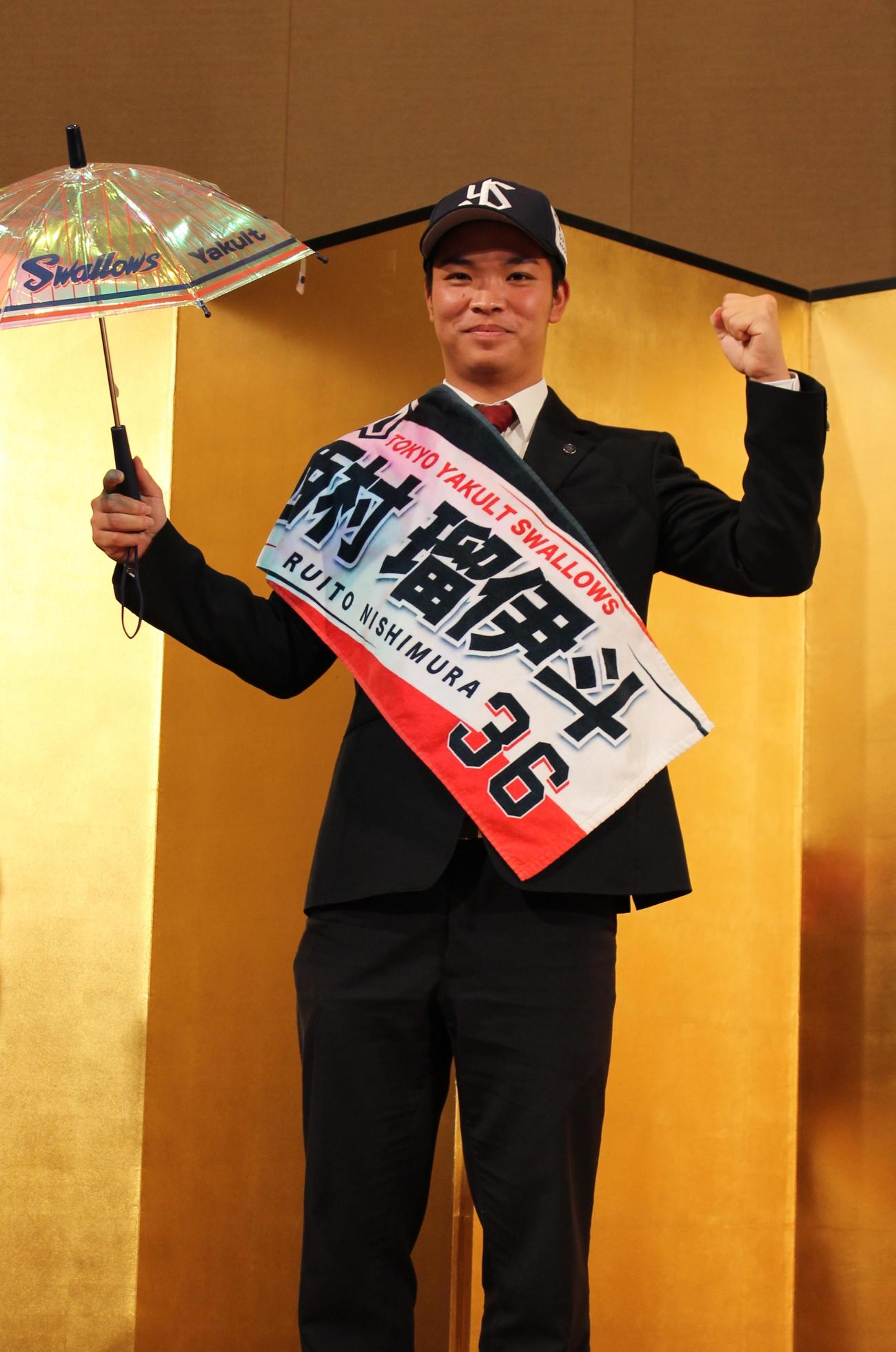 仮契約を結びポーズをとるヤクルト2位西村
