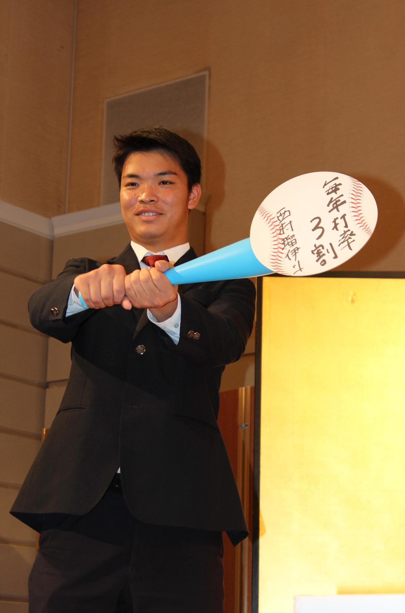 仮契約を結びポーズをとるヤクルト2位西村瑠伊斗＝2022年11月13日（撮影・柏原誠）