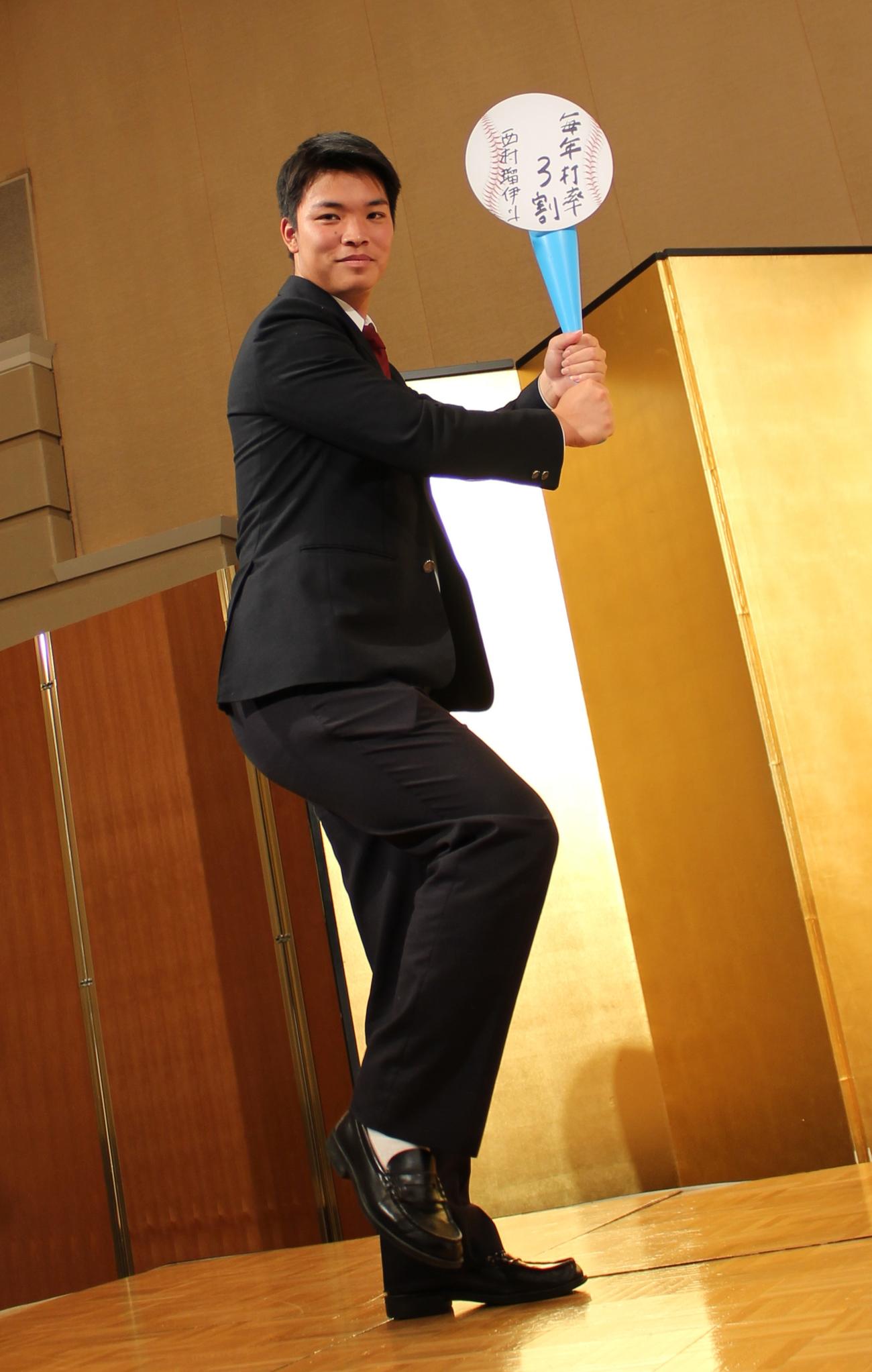 仮契約を結びポーズをとるヤクルト2位西村瑠伊斗＝2022年11月13日（撮影・柏原誠）