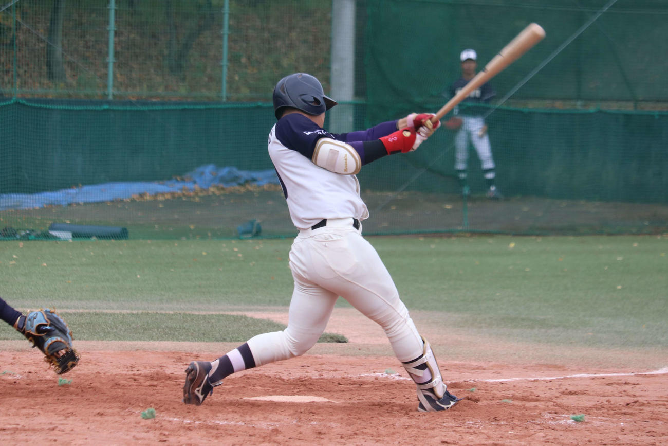 東洋大対明大オープン戦　3回2死二塁から中越え適時打を放つ明大・村松（撮影・保坂淑子）