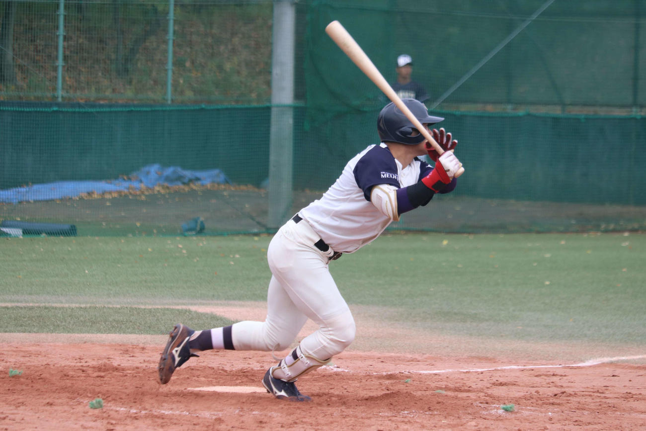 東洋大対明大オープン戦　3回2死二塁から中越え適時打を放つ明大・村松（撮影・保坂淑子）