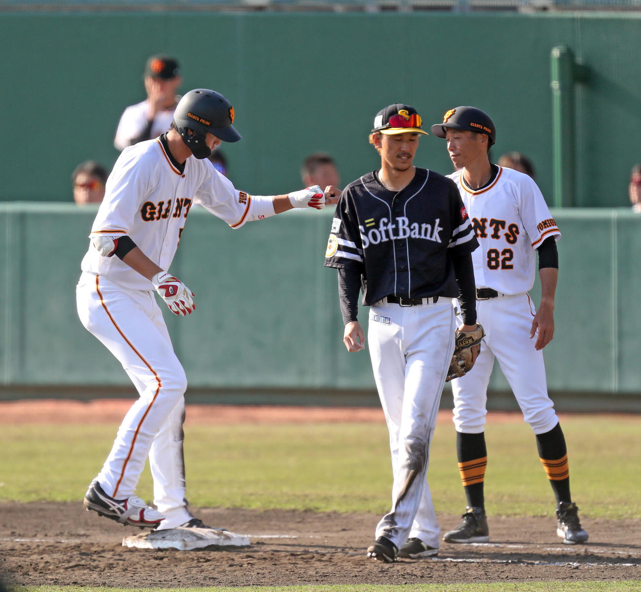 巨人対ソフトバンク　5回裏巨人2死二塁、秋広優人は中前適時打を放ち、実松バッテリーコーチとグータッチをする（撮影・屋方直哉）