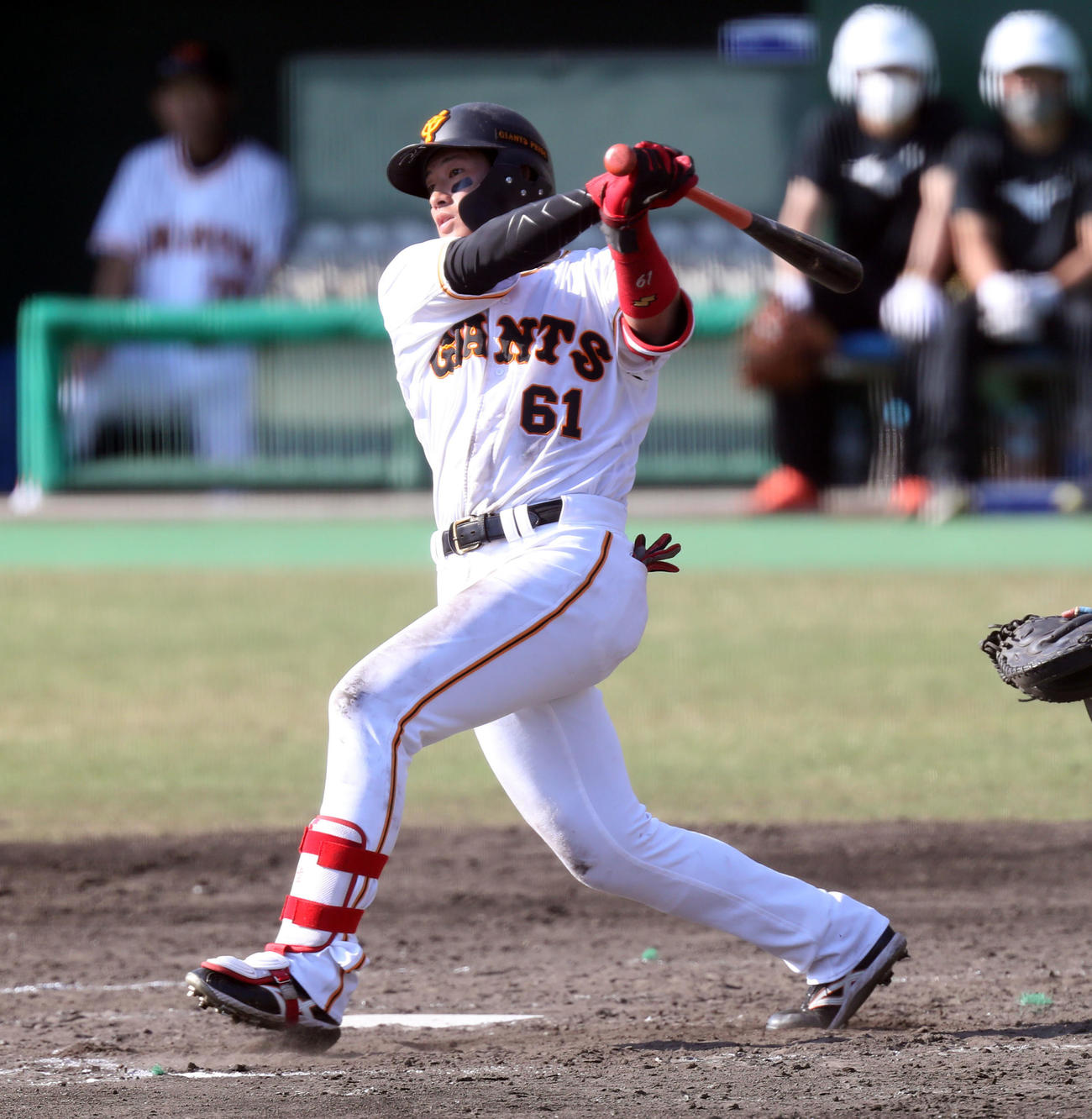 巨人対ソフトバンク　4回裏巨人無死、増田睦は左越え本塁打を放つ（撮影・屋方直哉）