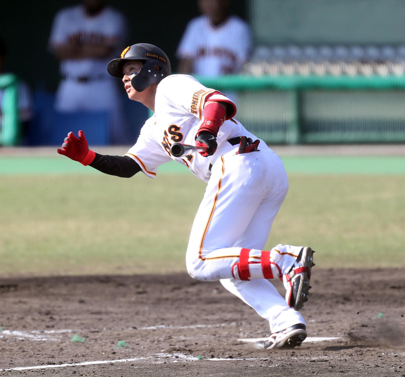 巨人対ソフトバンク　4回裏巨人無死、増田睦は左越え本塁打を放つ（撮影・屋方直哉）