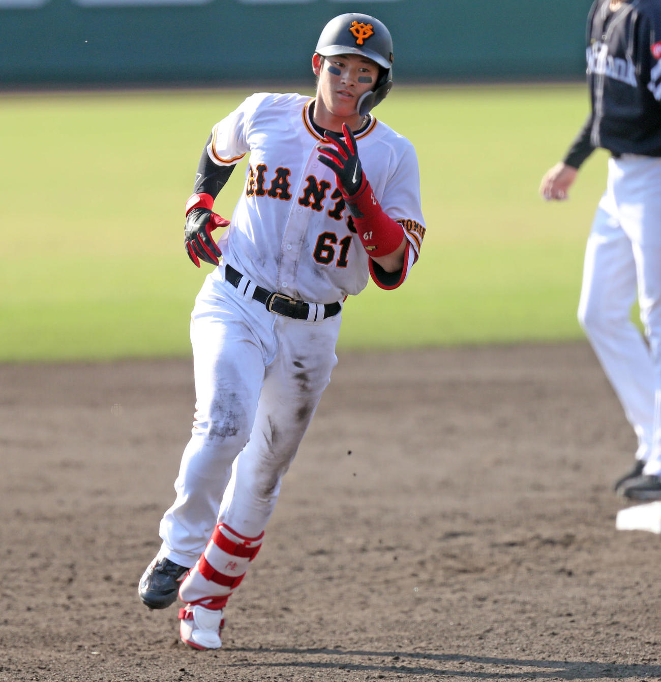巨人対ソフトバンク　4回裏巨人無死、増田睦は左越え本塁打を放つ（撮影・屋方直哉）