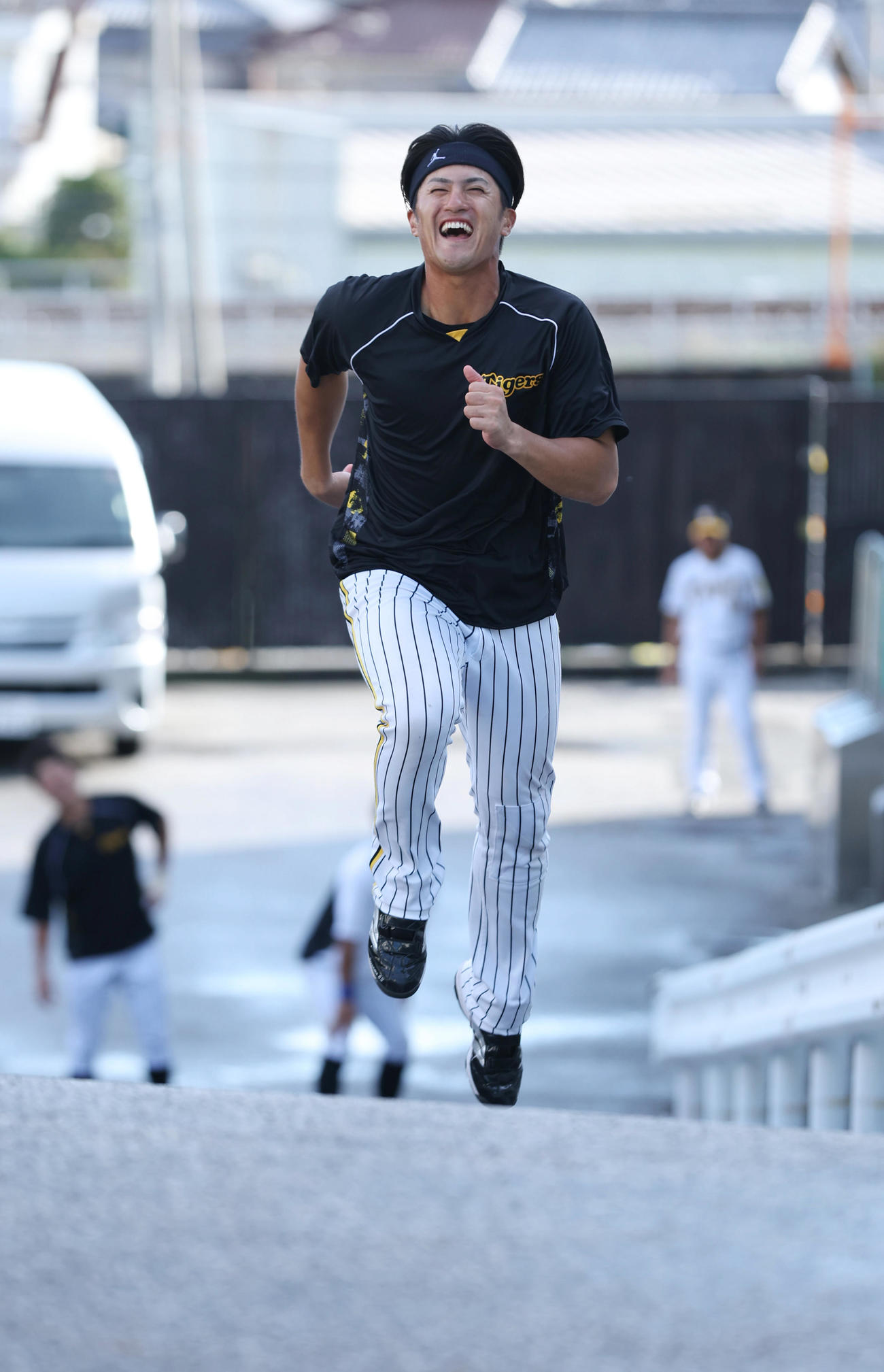 笑顔で坂道を駆け上がる阪神板山（撮影・前田充）