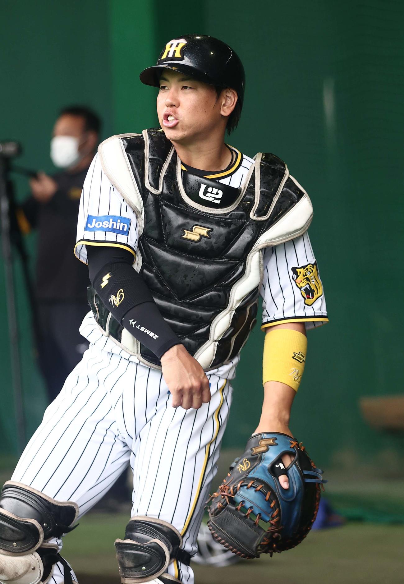 ブルペンで村上とキャッチボールをする梅野（撮影・上田博志）