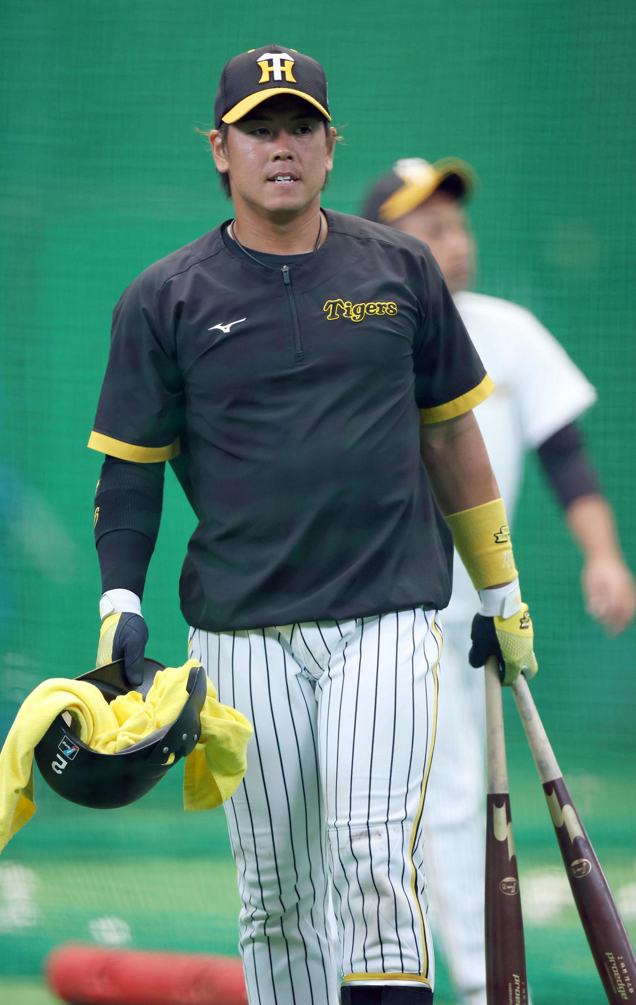 バットを手に気迫の表情を見せる阪神梅野（撮影・前田充）
