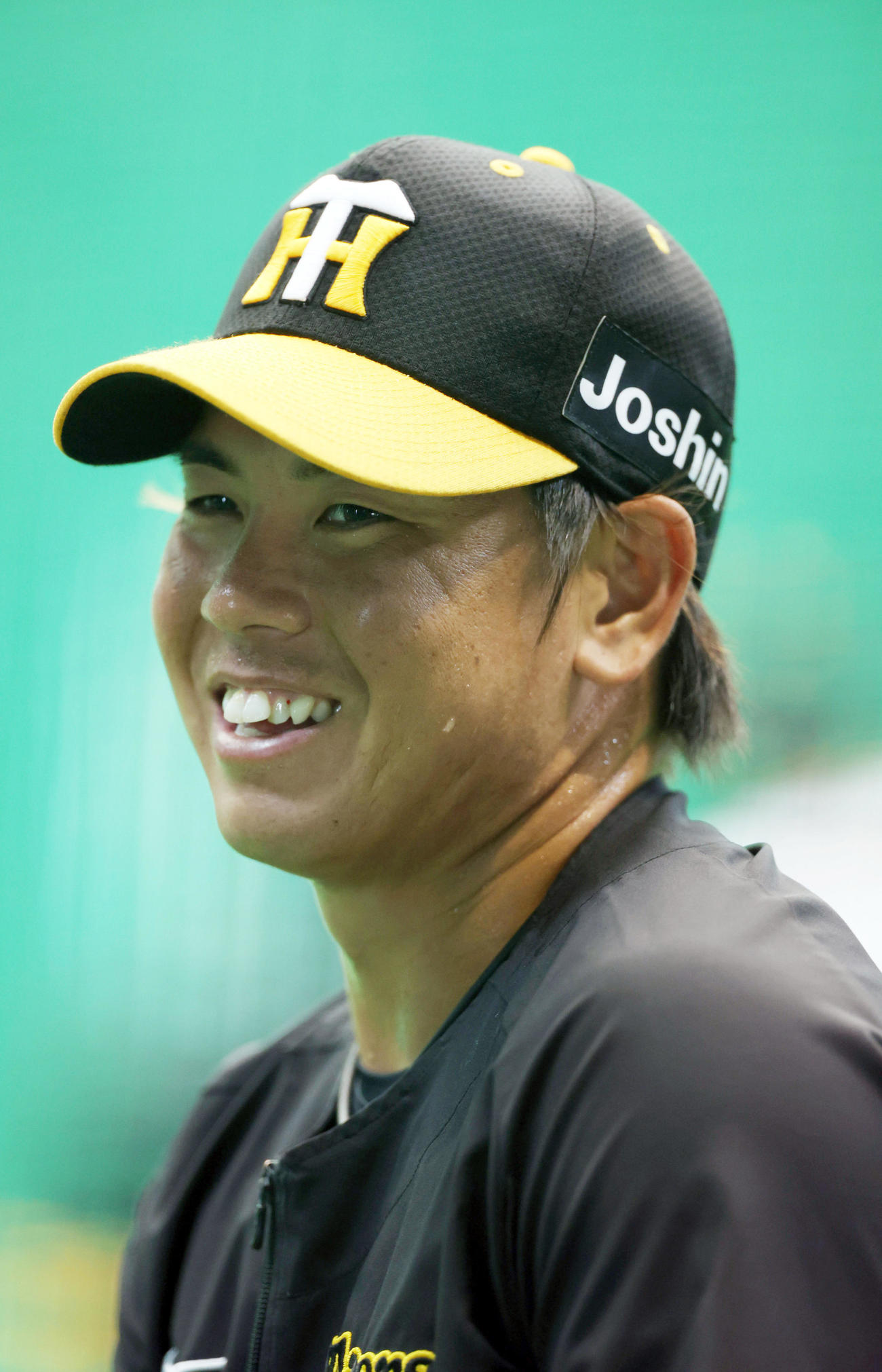 練習中、笑顔を見せる阪神梅野（撮影・前田充）