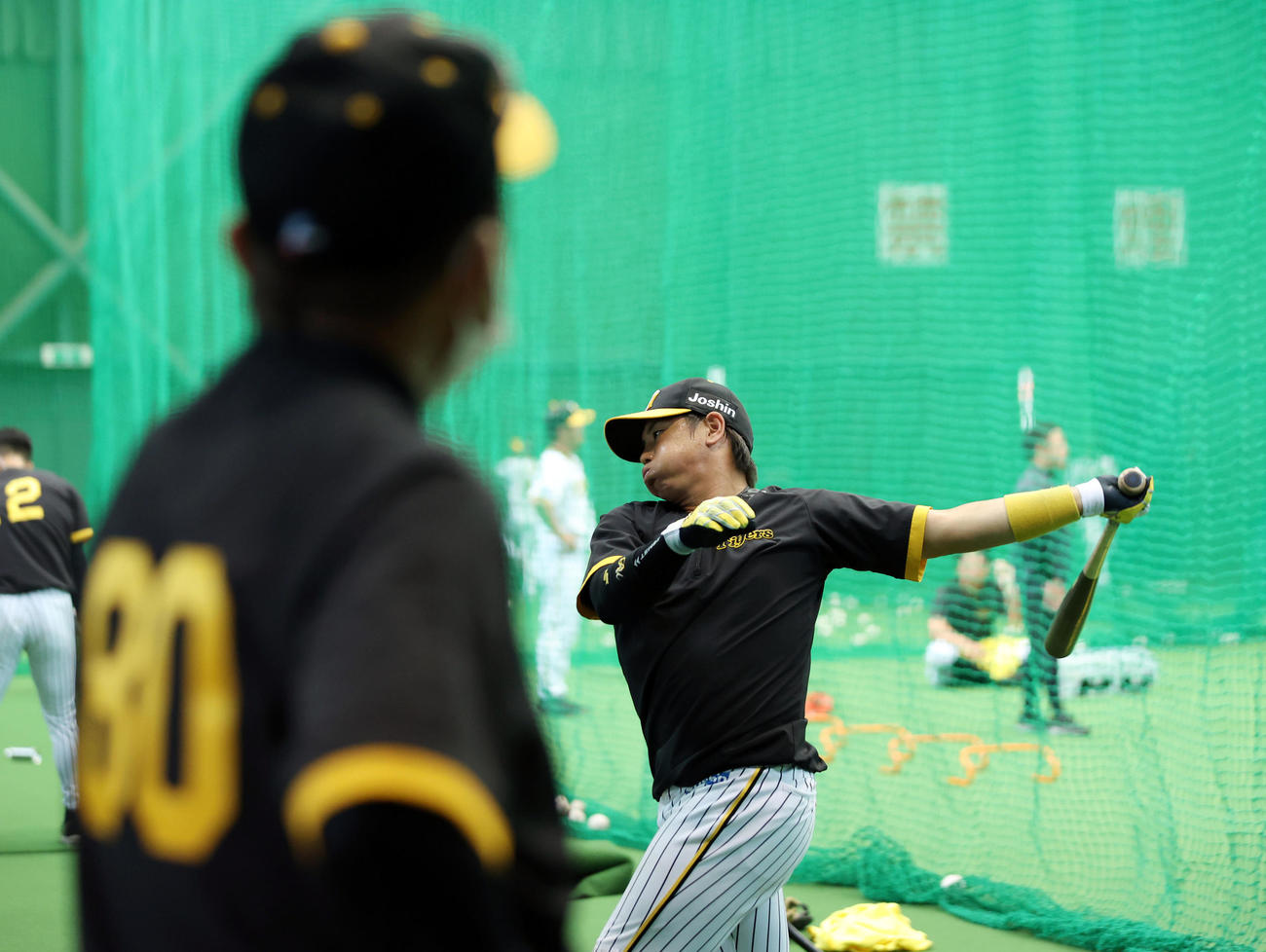 打撃練習する阪神梅野。手前は岡田監督（撮影・前田充）