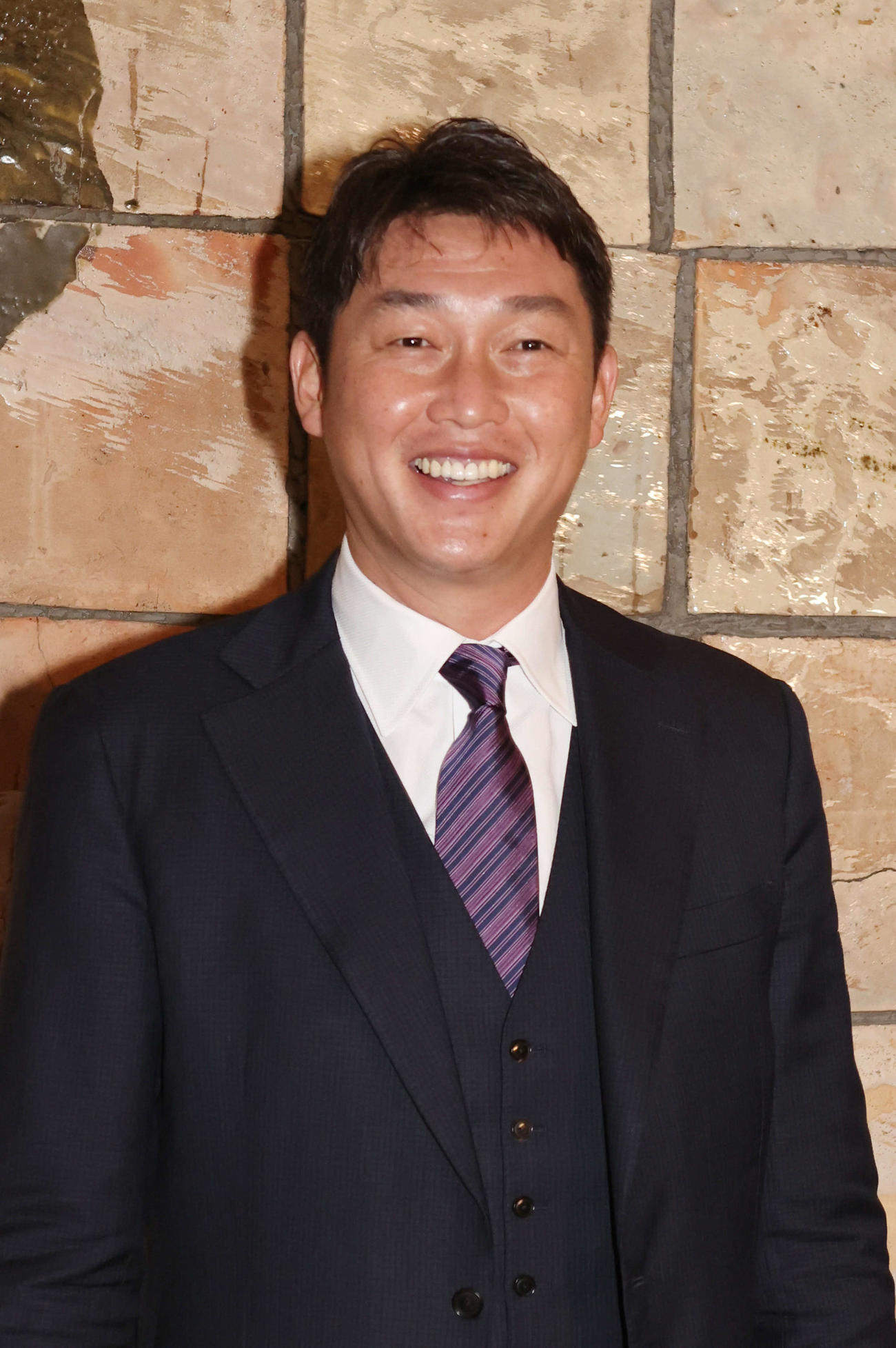 広島秋季キャンプ　キャンプ地の宿舎に到着した新井貴浩新監督（撮影・加藤孝規）