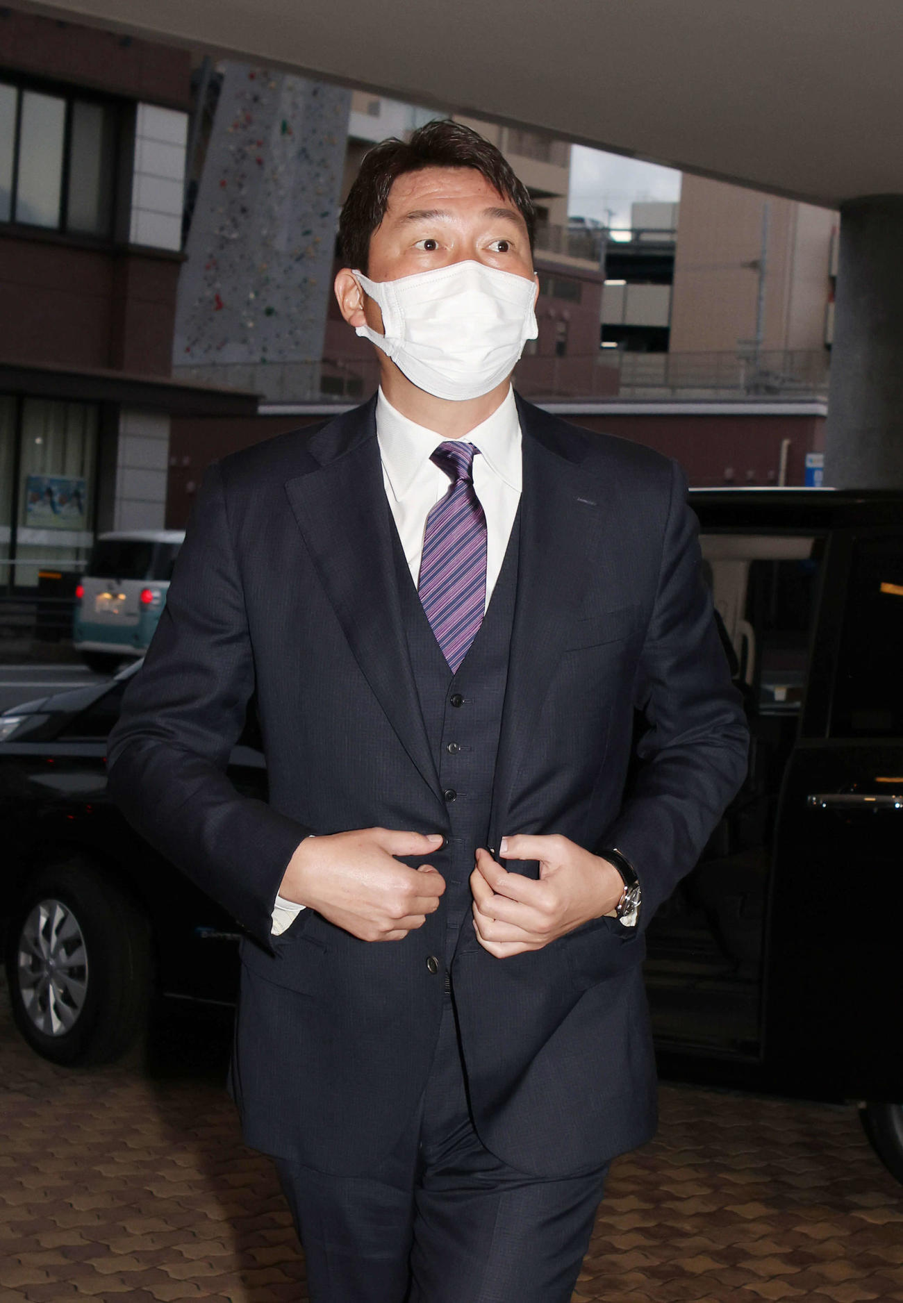 広島秋季キャンプ　キャンプ地の宿舎に到着した新井貴浩新監督（撮影・加藤孝規）
