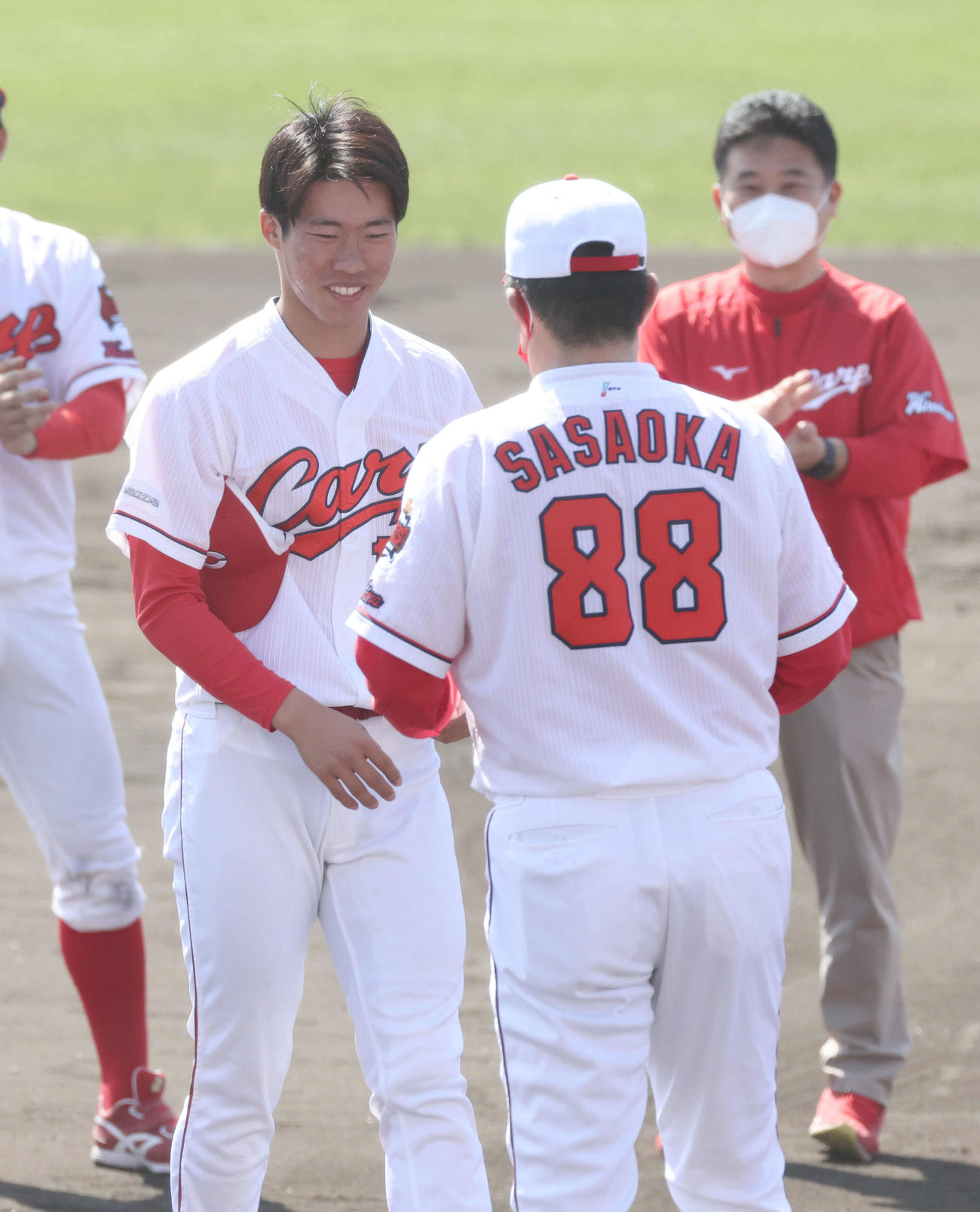 キャンプMVPに選ばれ、佐々岡監督から表彰される二俣（2022年2月28日撮影）