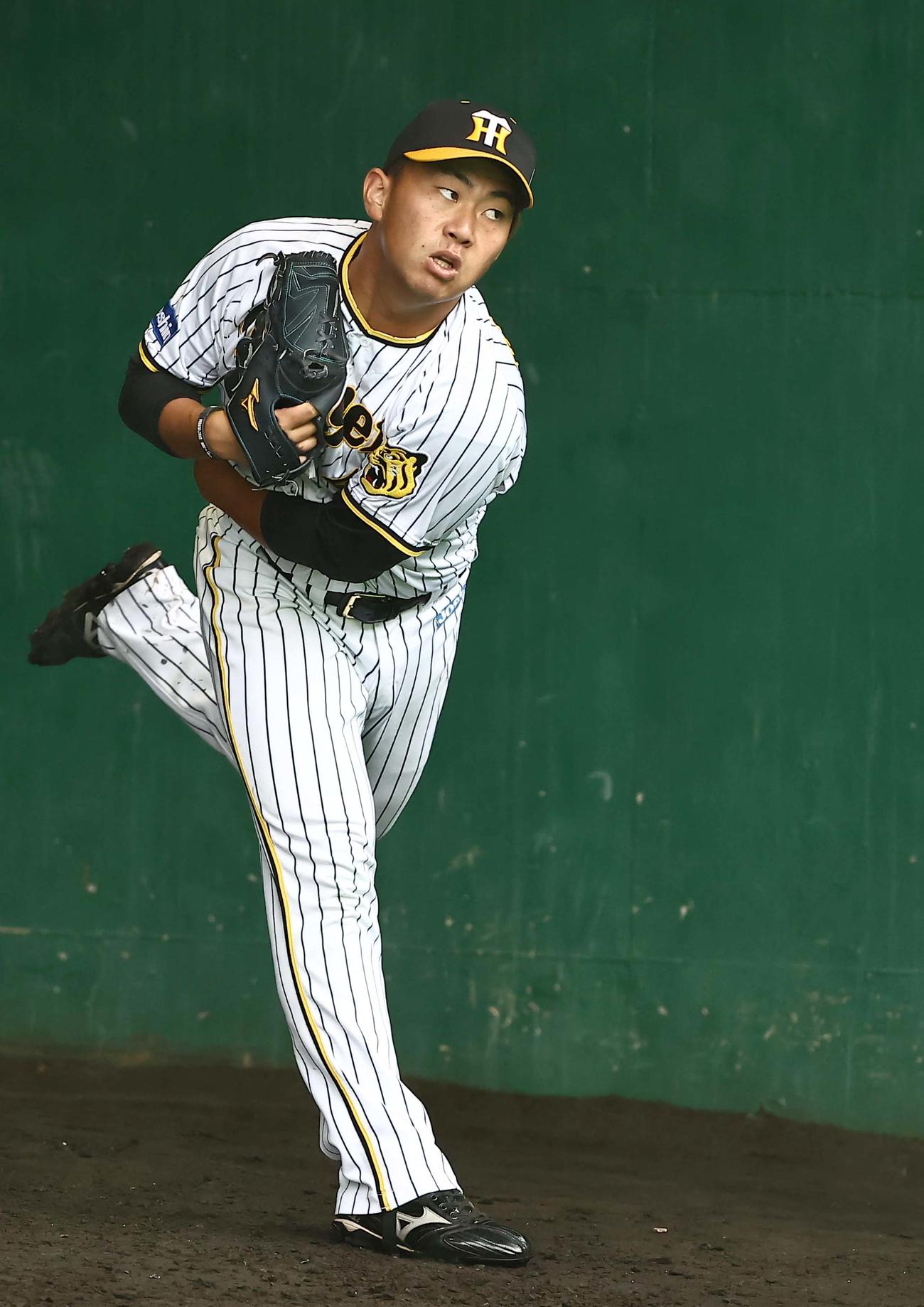 ブルペンで投球練習をする桐敷（撮影・上田博志）