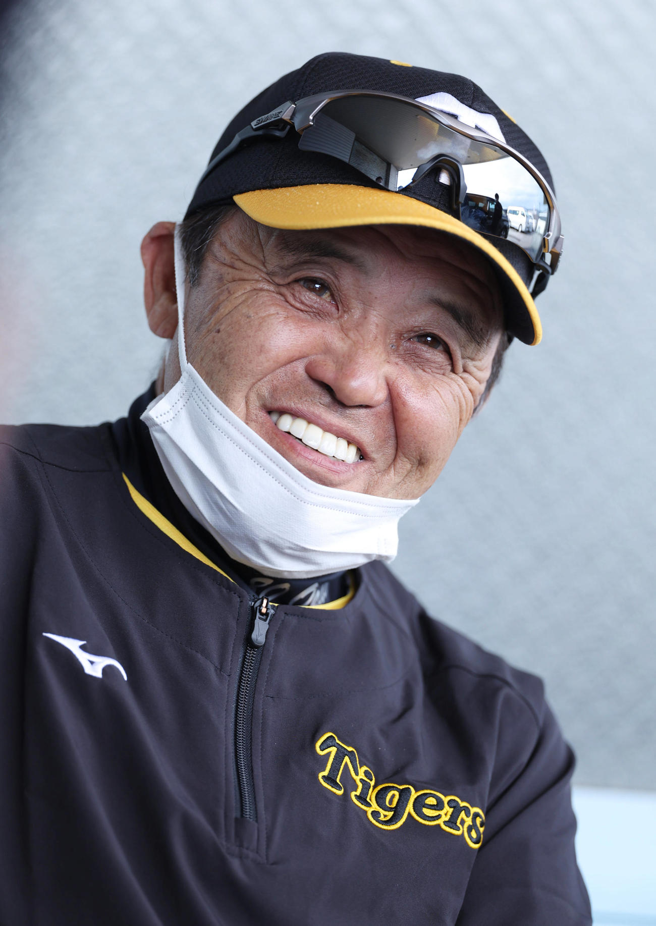 安芸ドーム前で笑顔を見せる阪神岡田監督（撮影・前田充）