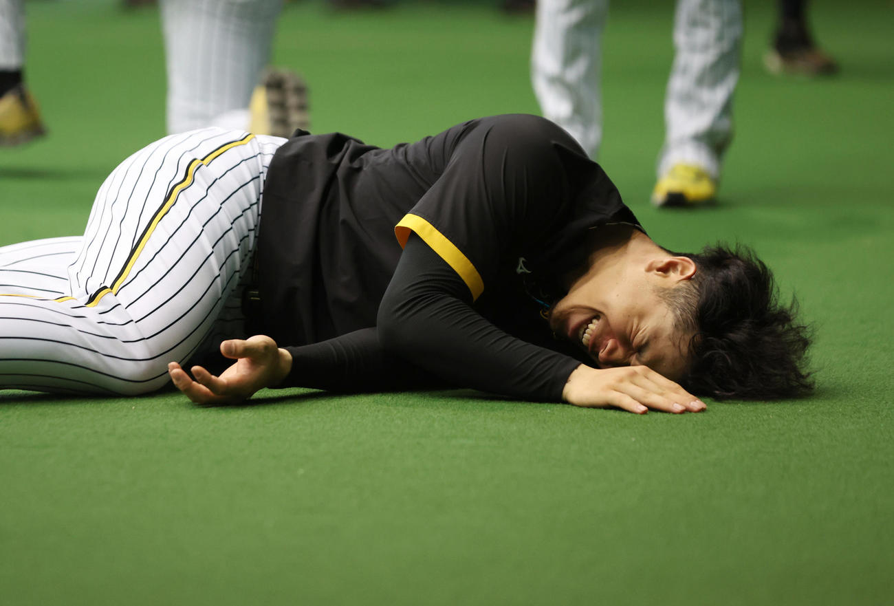 阪神前川にじゃんけんで負け、追加でトレーニングが課される佐藤輝（撮影・前田充）