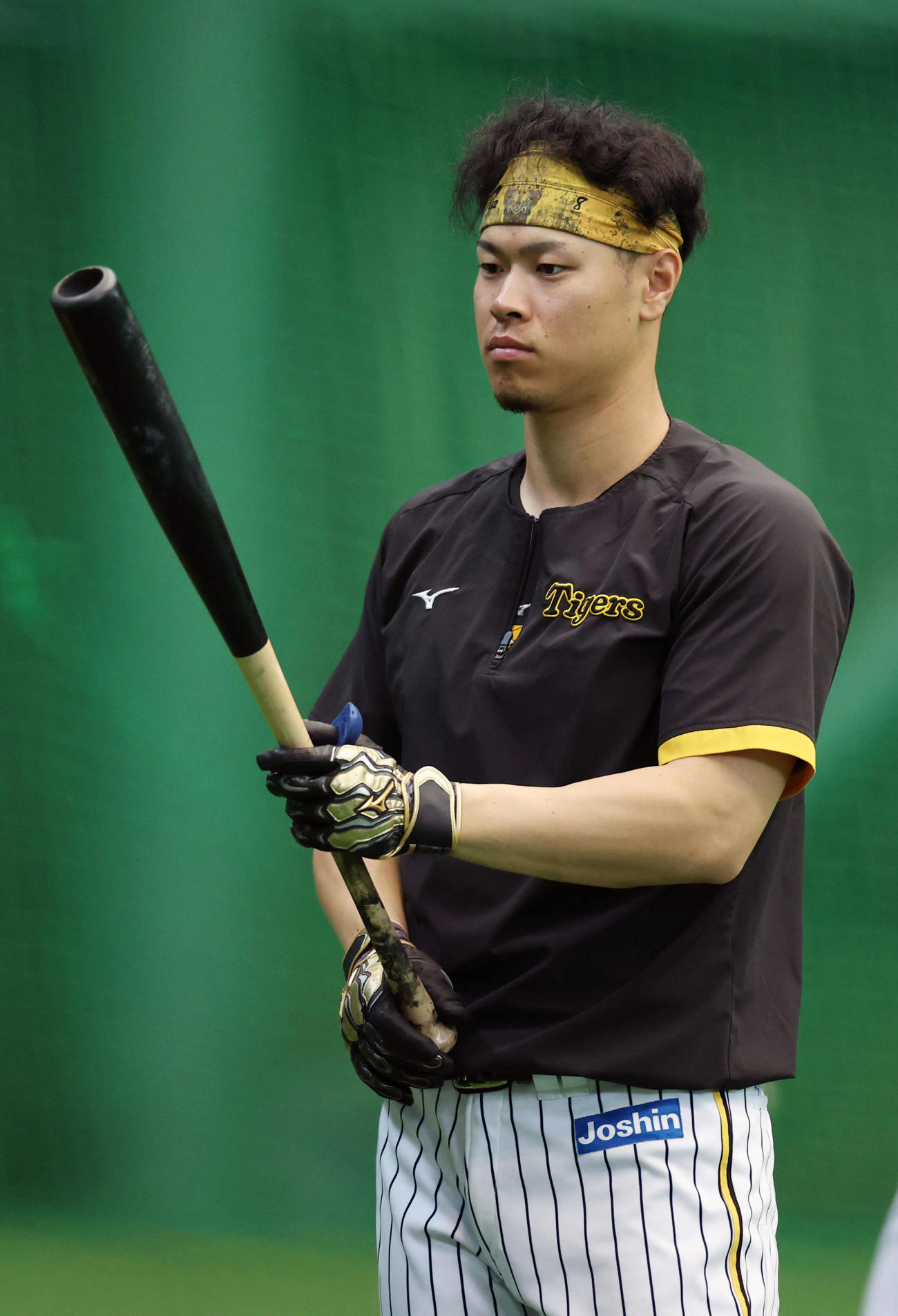 バットを見つめる阪神佐藤輝（撮影・前田充）