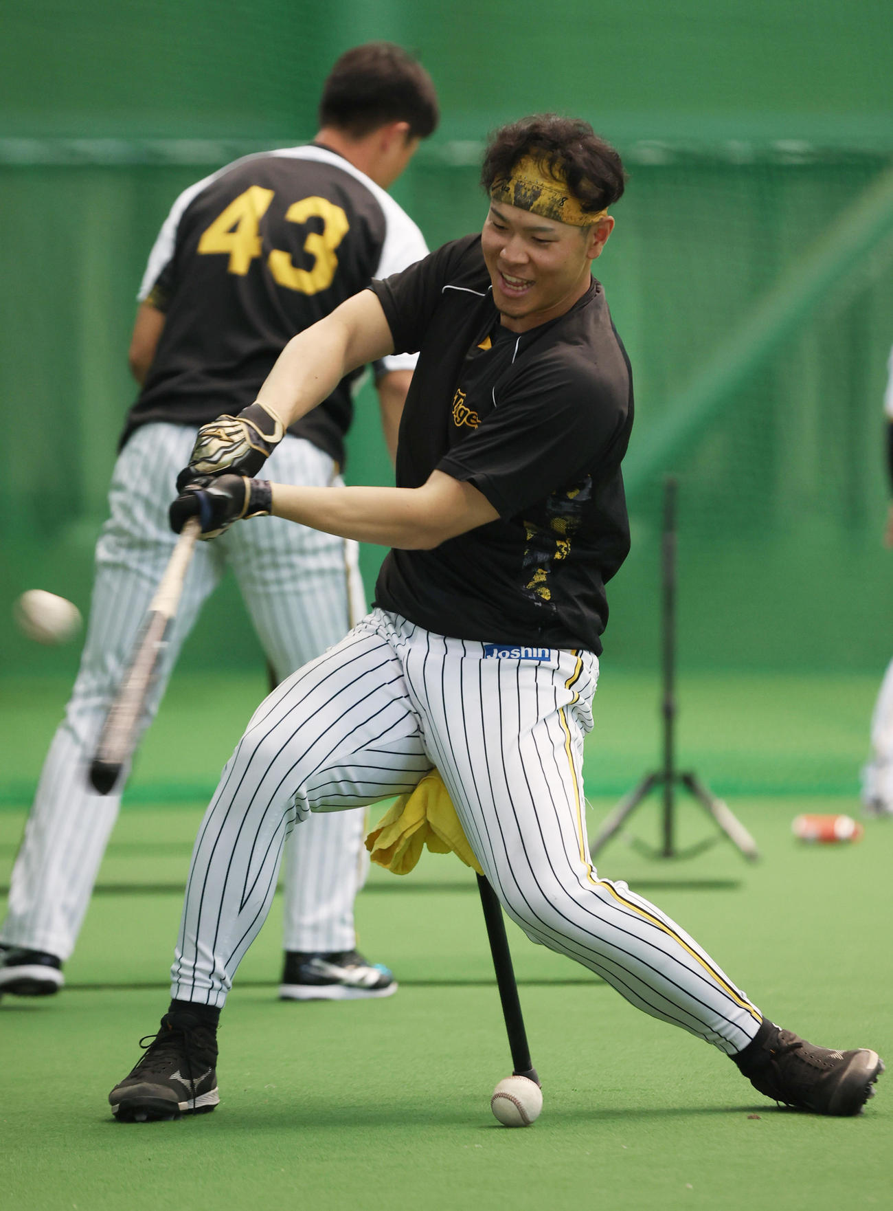 1本足の椅子に座り打撃練習する阪神佐藤輝（撮影・前田充）