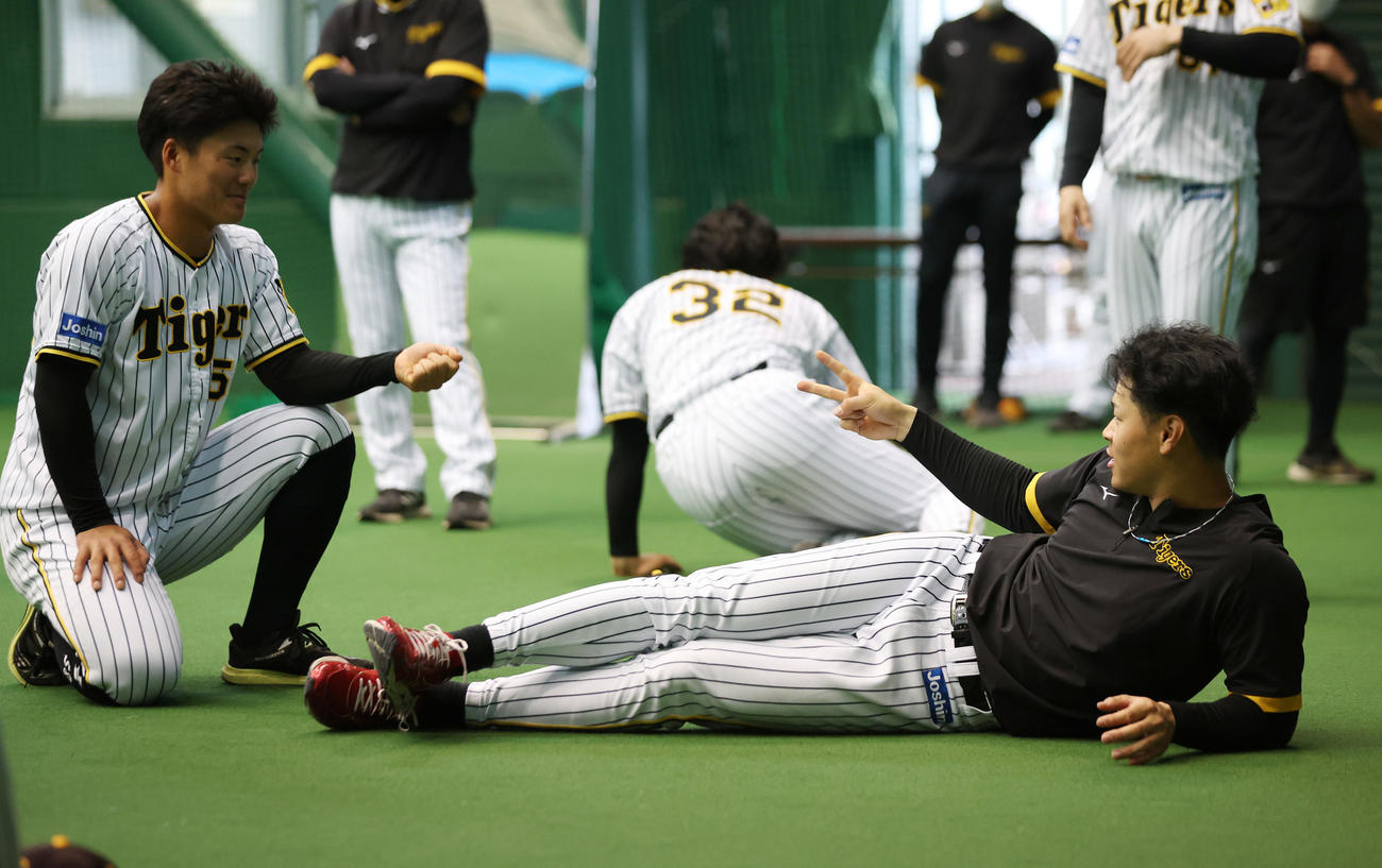 阪神前川にじゃんけんで負け、追加でトレーニングが課される佐藤輝（撮影・前田充）