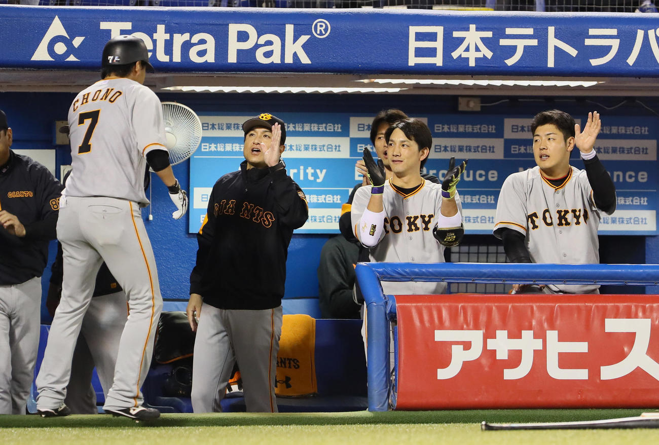 2018年10月、中越え本塁打を放った長野（左端）をタッチで迎える高橋監督（同2人目）ら