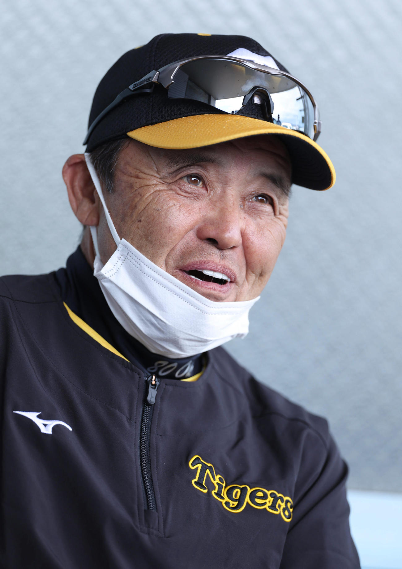 談笑する阪神岡田監督（撮影・前田充）