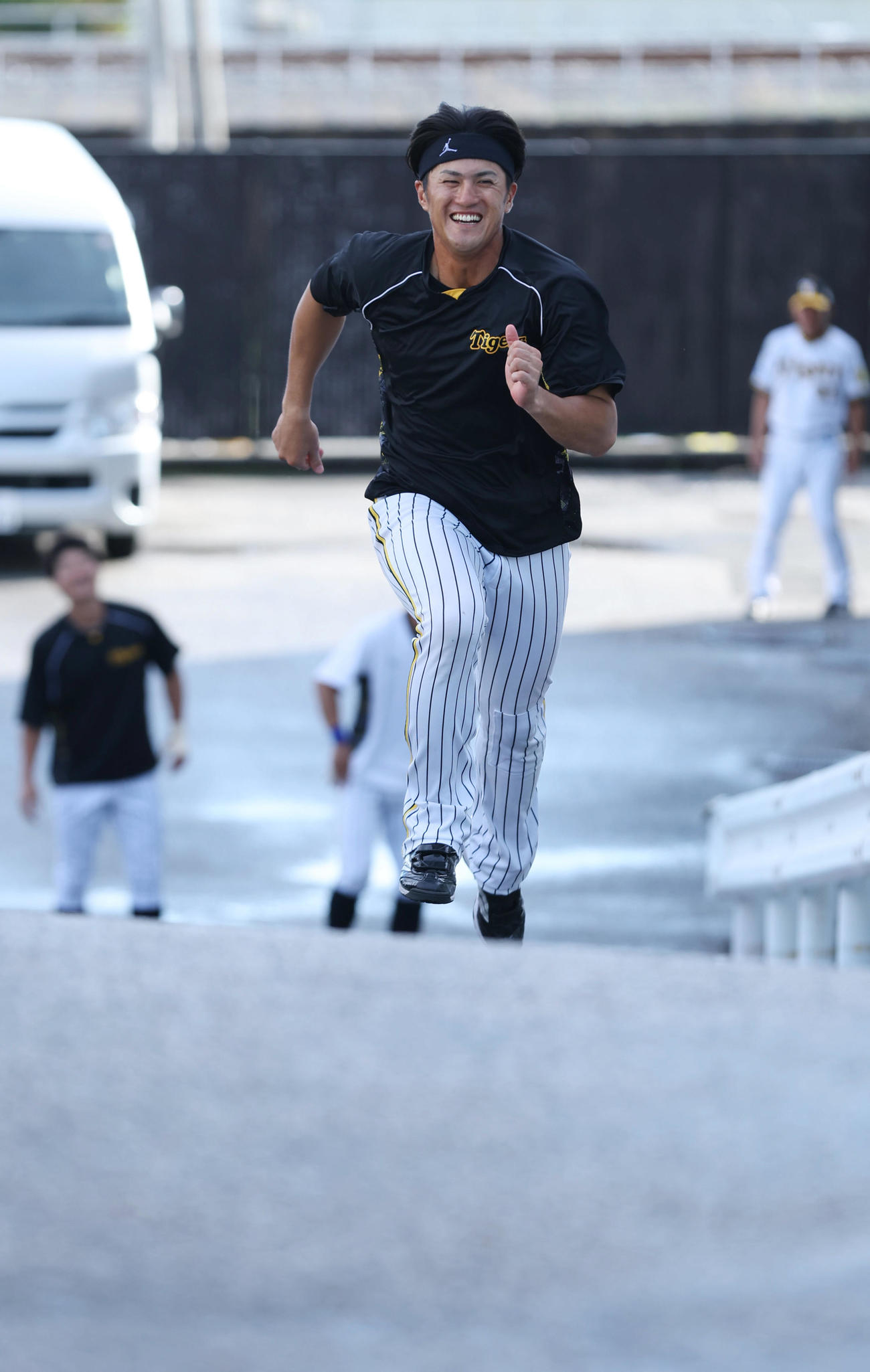 笑顔で坂道を駆け上げる阪神板山（撮影・前田充）