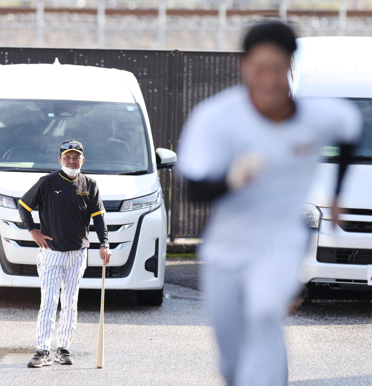 阪神木浪（右）の坂道ダッシュを見つめる岡田監督（撮影・前田充）