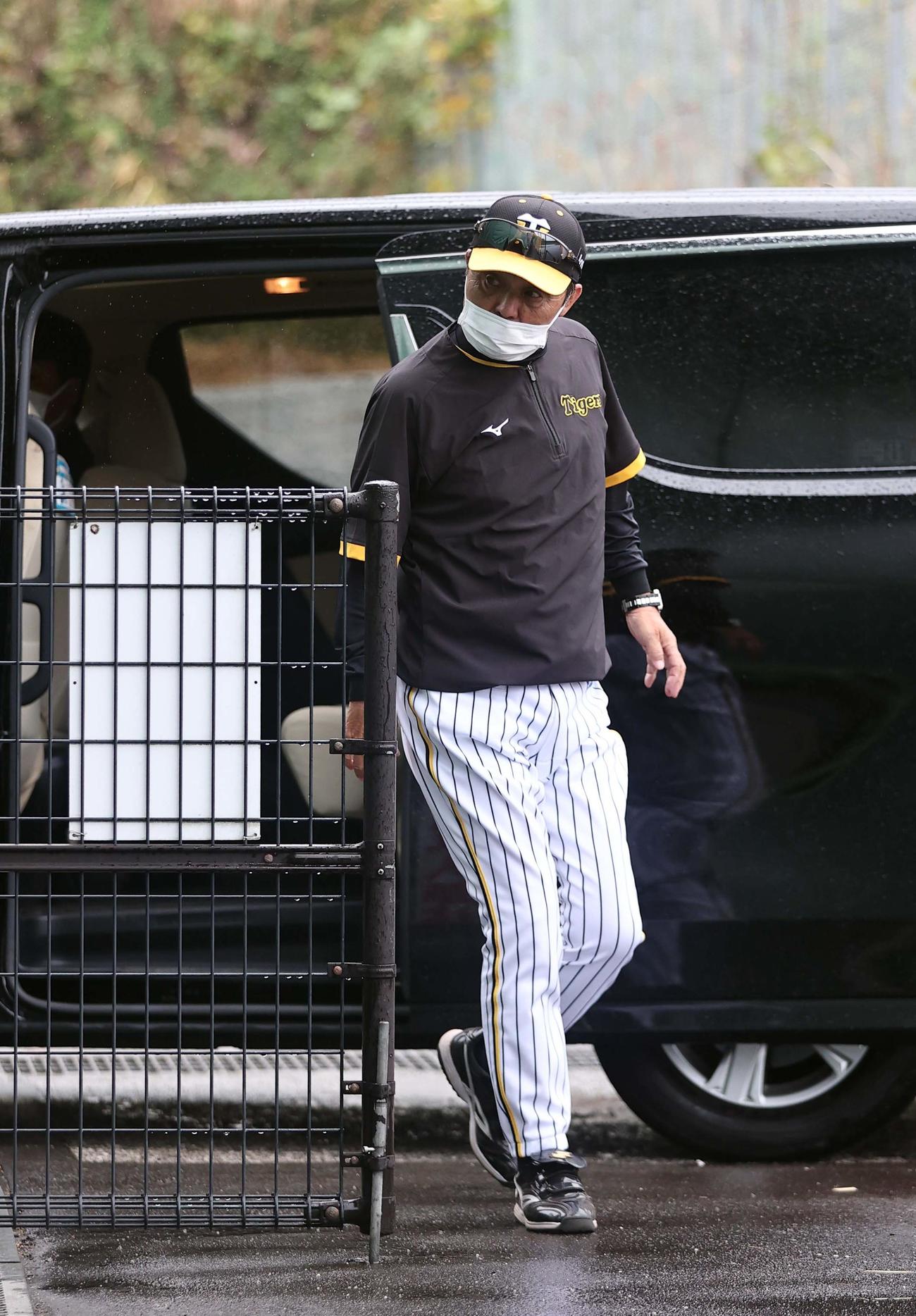 車から降りた岡田監督はブルペンに入る（撮影・上田博志）