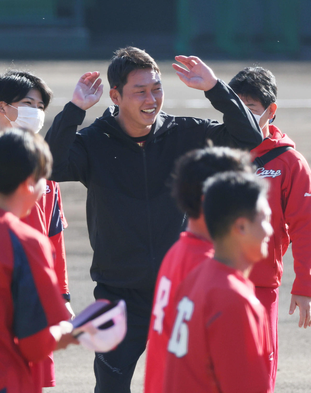 広島秋季キャンプ　訓示を終えた新井新監督は矢野のあいさつに笑顔がこぼれる（撮影・加藤孝規）