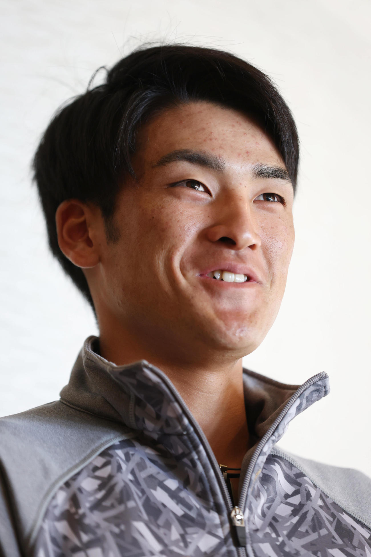 契約更改を終え、笑顔で取材に応じる阪神高寺望夢（撮影・前田充）