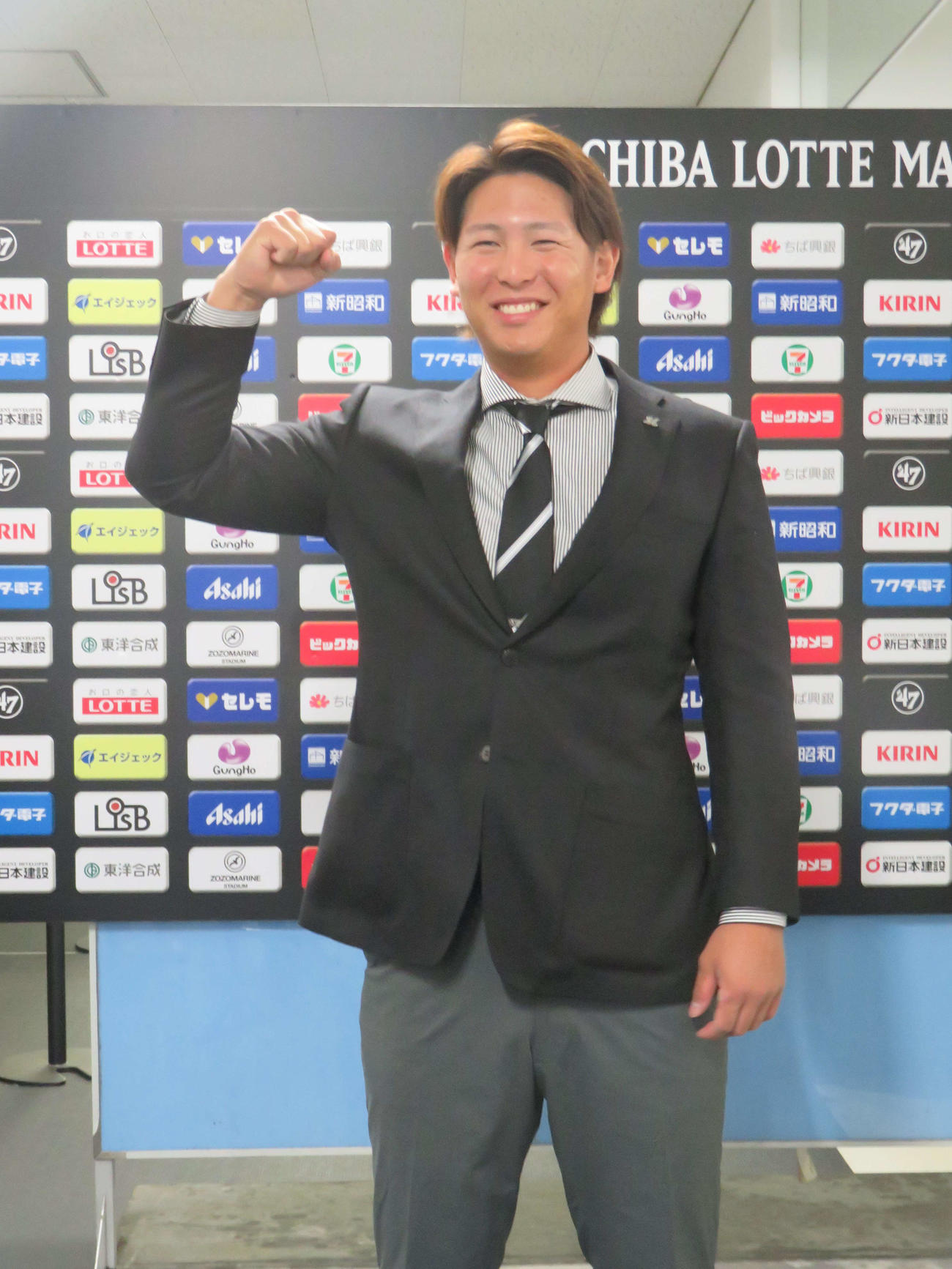 契約更改を終えて会見に臨むロッテ西川