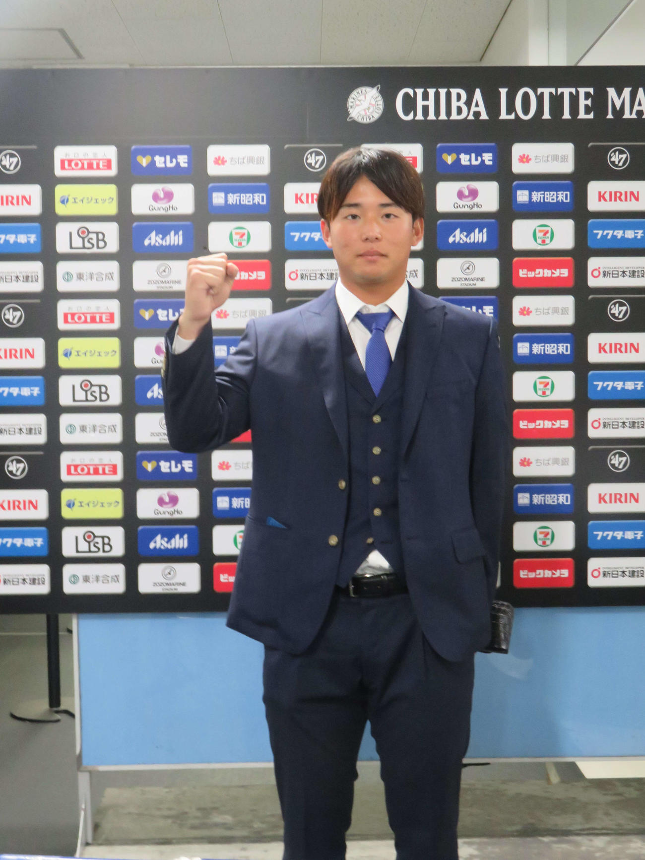 契約更改を終えて会見に臨むロッテ横山陸人