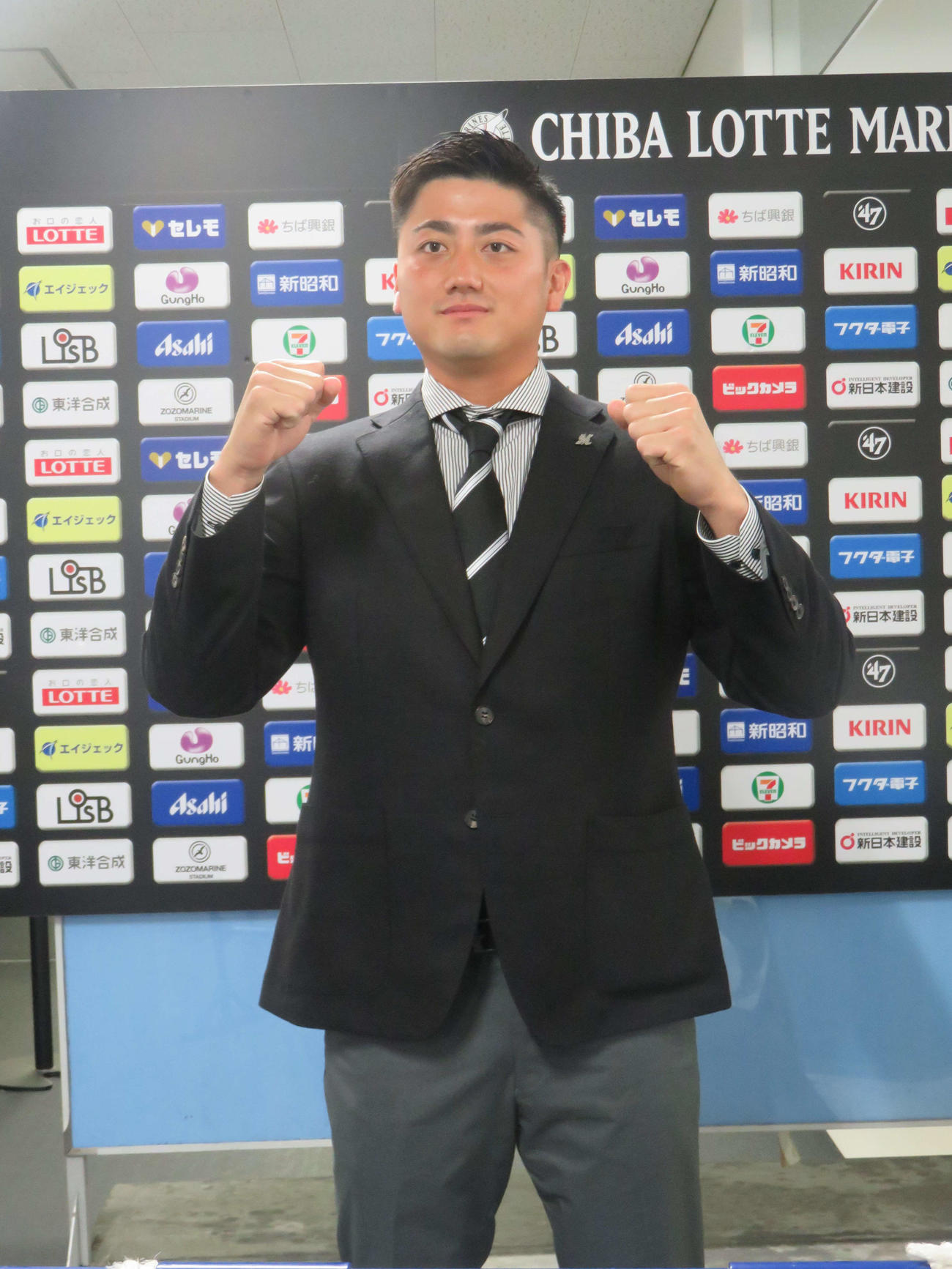 契約更改を終えて会見に臨むロッテ植田