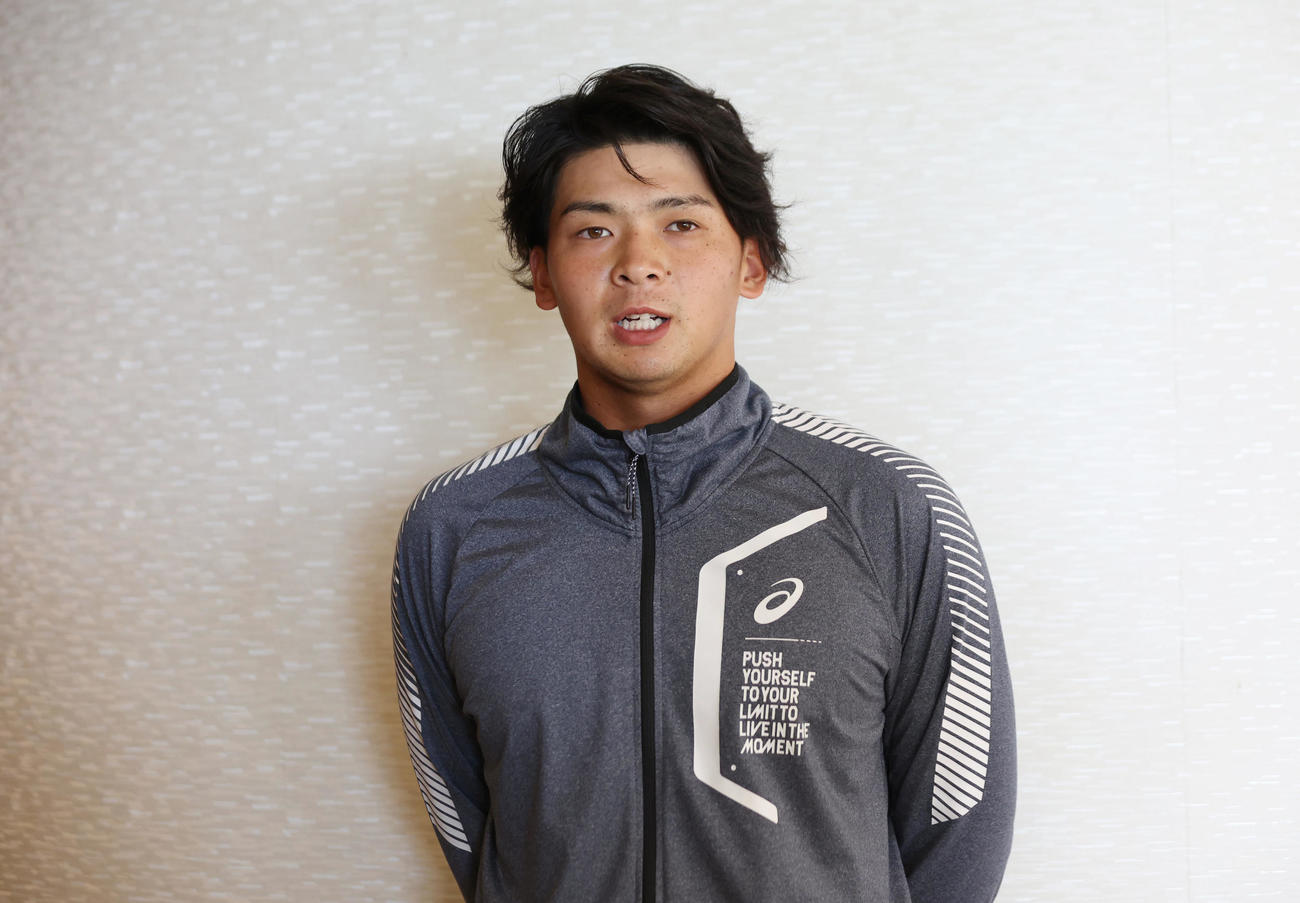 契約更改を終え、取材に応じる阪神井上（撮影・前田充）