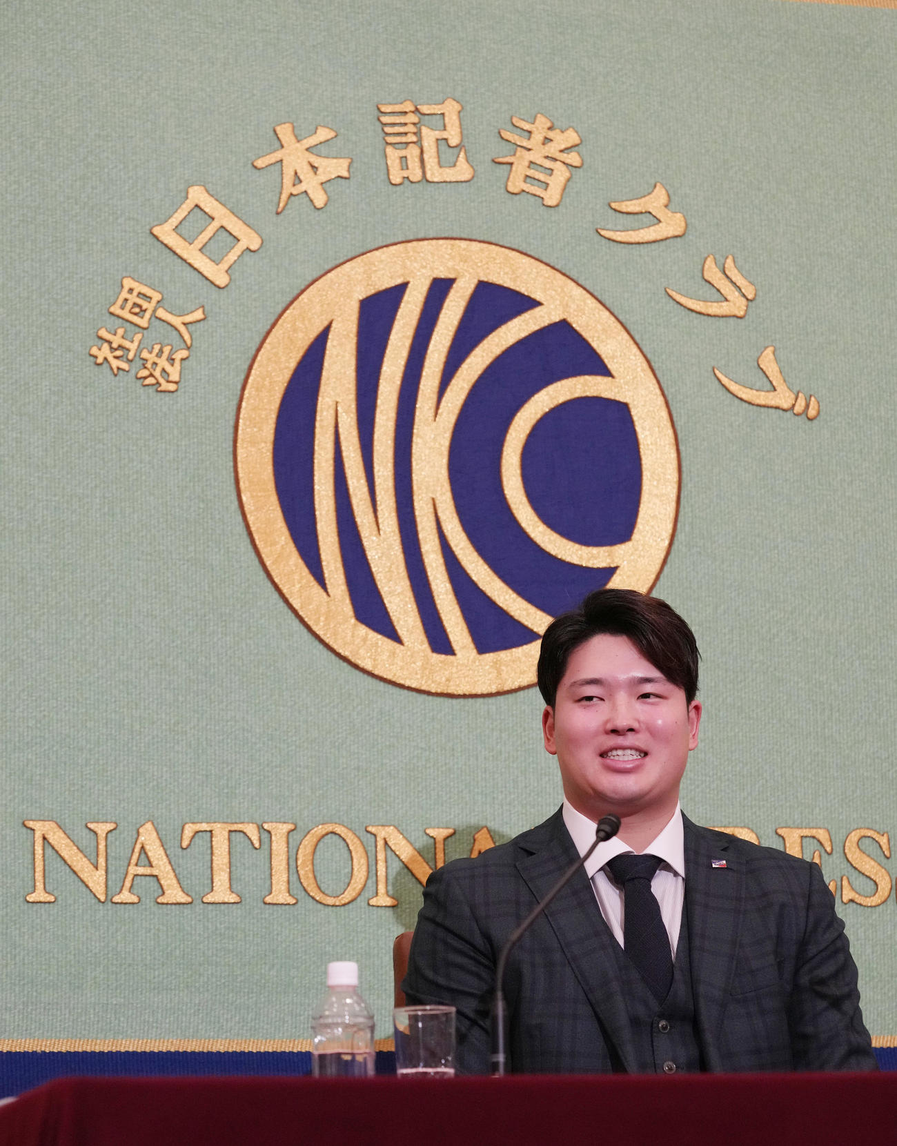 日本記者クラブで会見を行うヤクルト村上（撮影・狩俣裕三）