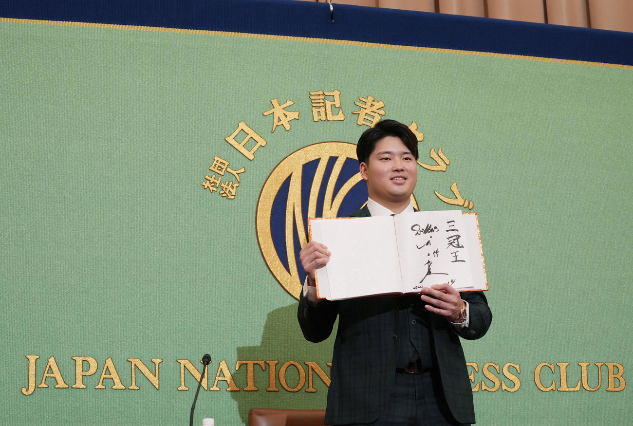 日本記者クラブで会見後、笑顔で記念撮影をするヤクルト村上（撮影・狩俣裕三）