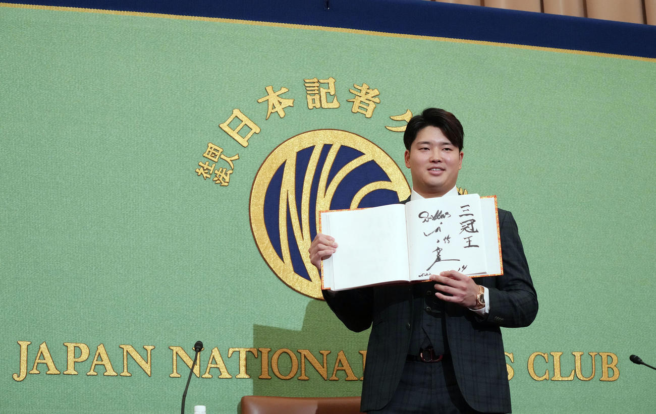 日本記者クラブで会見後、笑顔で記念撮影をするヤクルト村上（撮影・狩俣裕三）