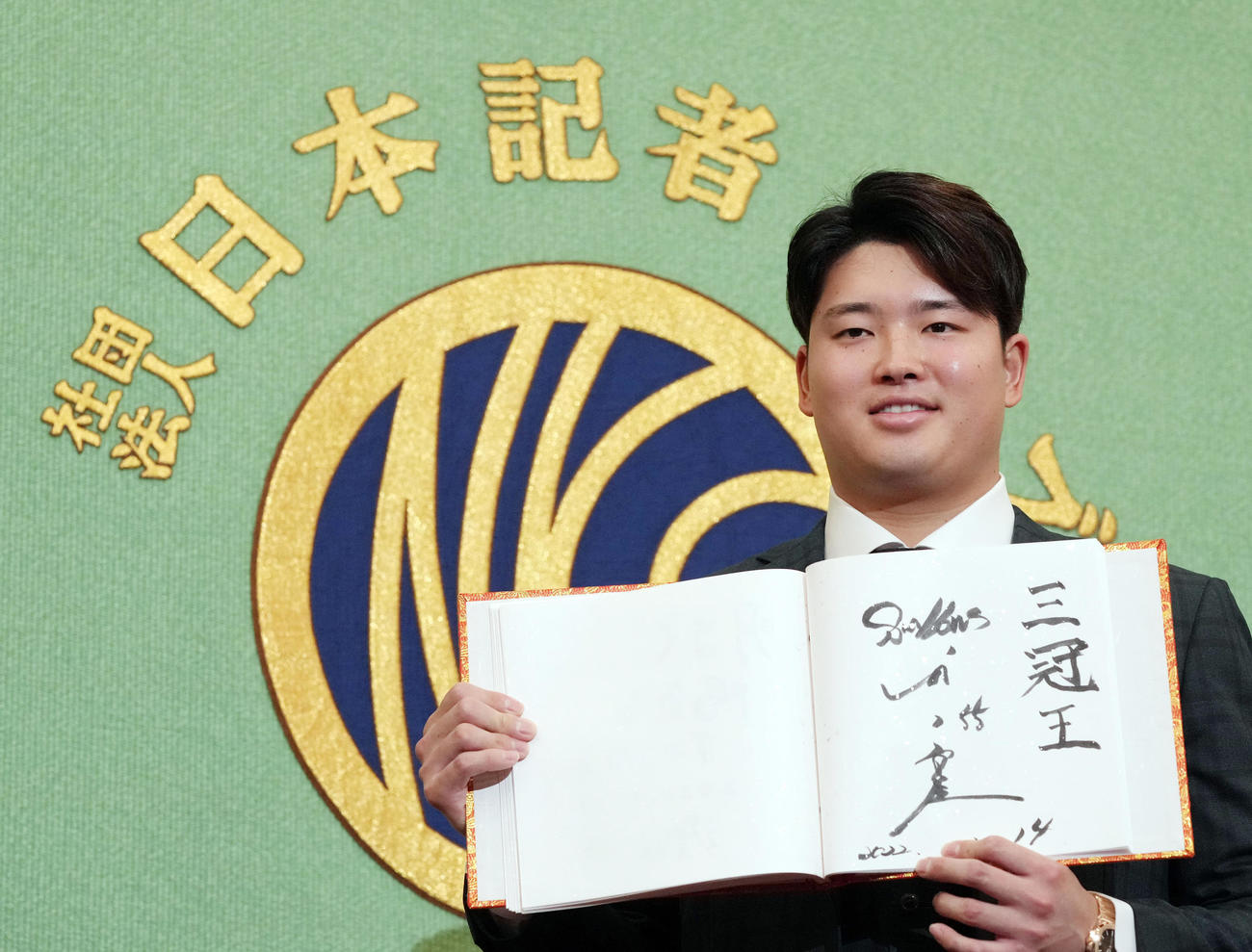 日本記者クラブで会見後、記念撮影をするヤクルト村上（撮影・狩俣裕三）