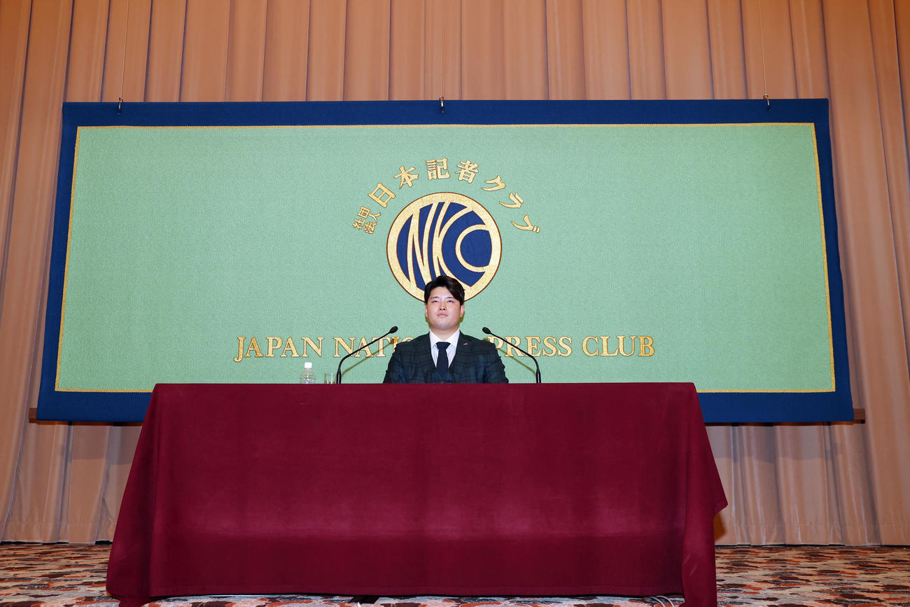 日本記者クラブでの会見で、質問に答えるヤクルト村上（撮影・狩俣裕三）