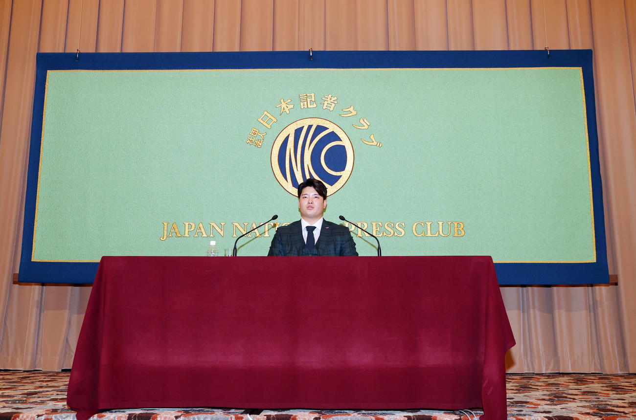 日本記者クラブでの会見で、質問に答えるヤクルト村上（撮影・狩俣裕三）