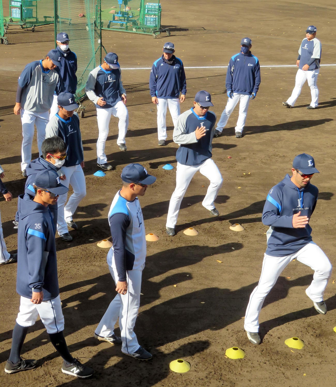 トレーニングを行う西武外崎修汰内野手（手前右）ら選手たち（撮影・鎌田直秀）