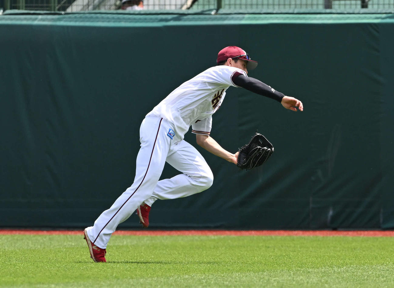 2022年6月26日、西川の中飛を好捕する辰己（撮影・滝沢徹郎）