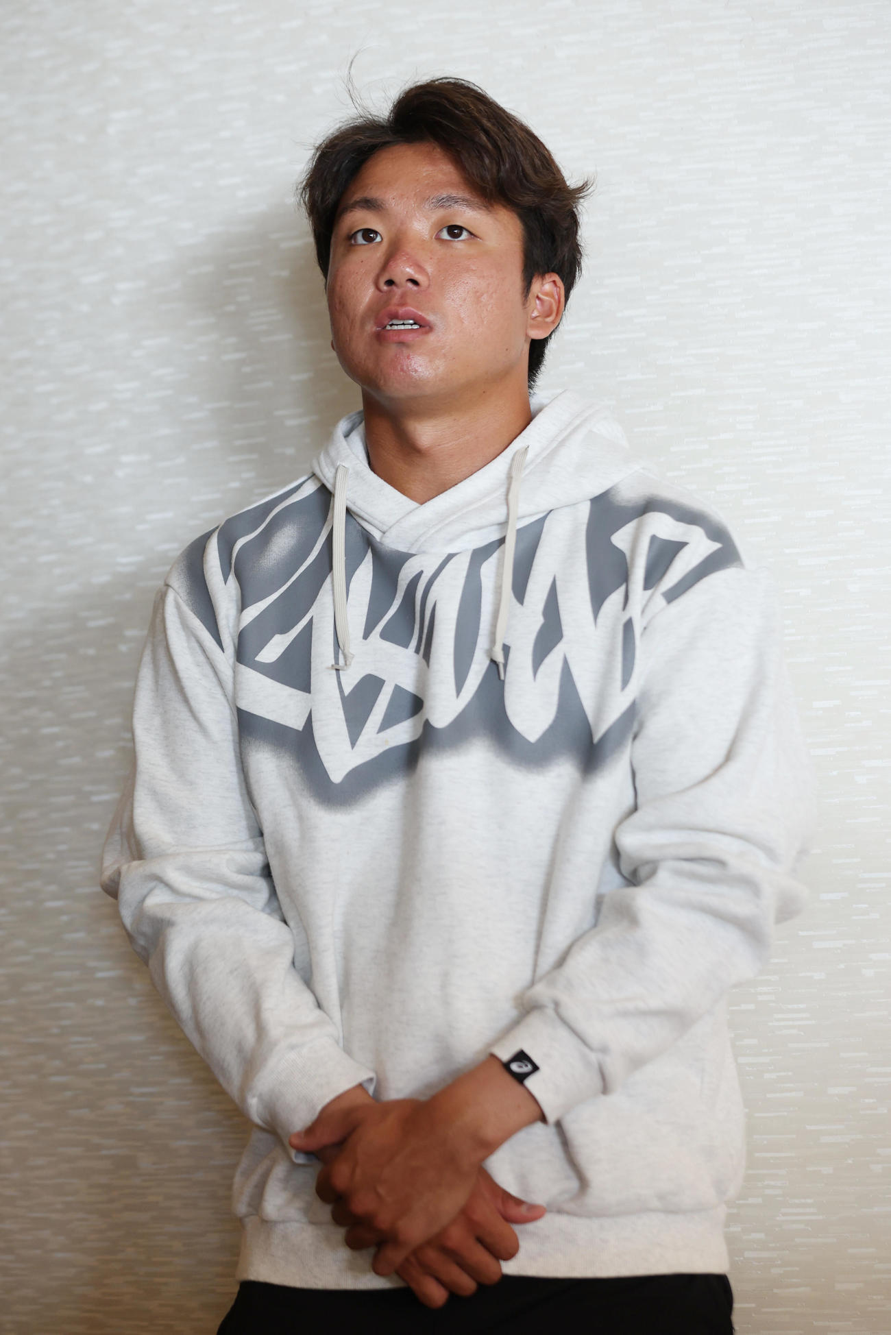 契約更改を終え、取材に応じる阪神村上（撮影・前田充）