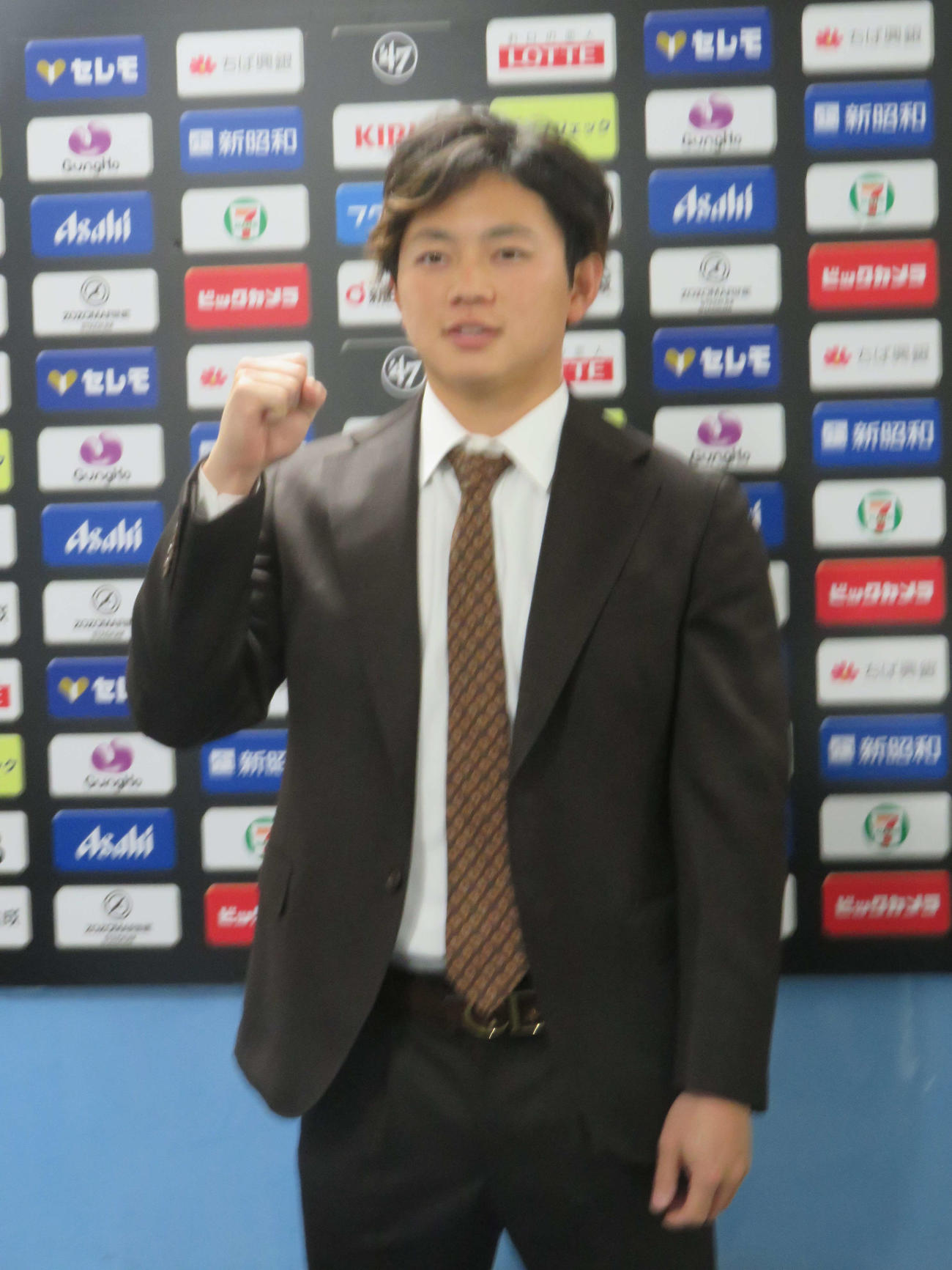 契約更改を終えて会見に臨むロッテ成田