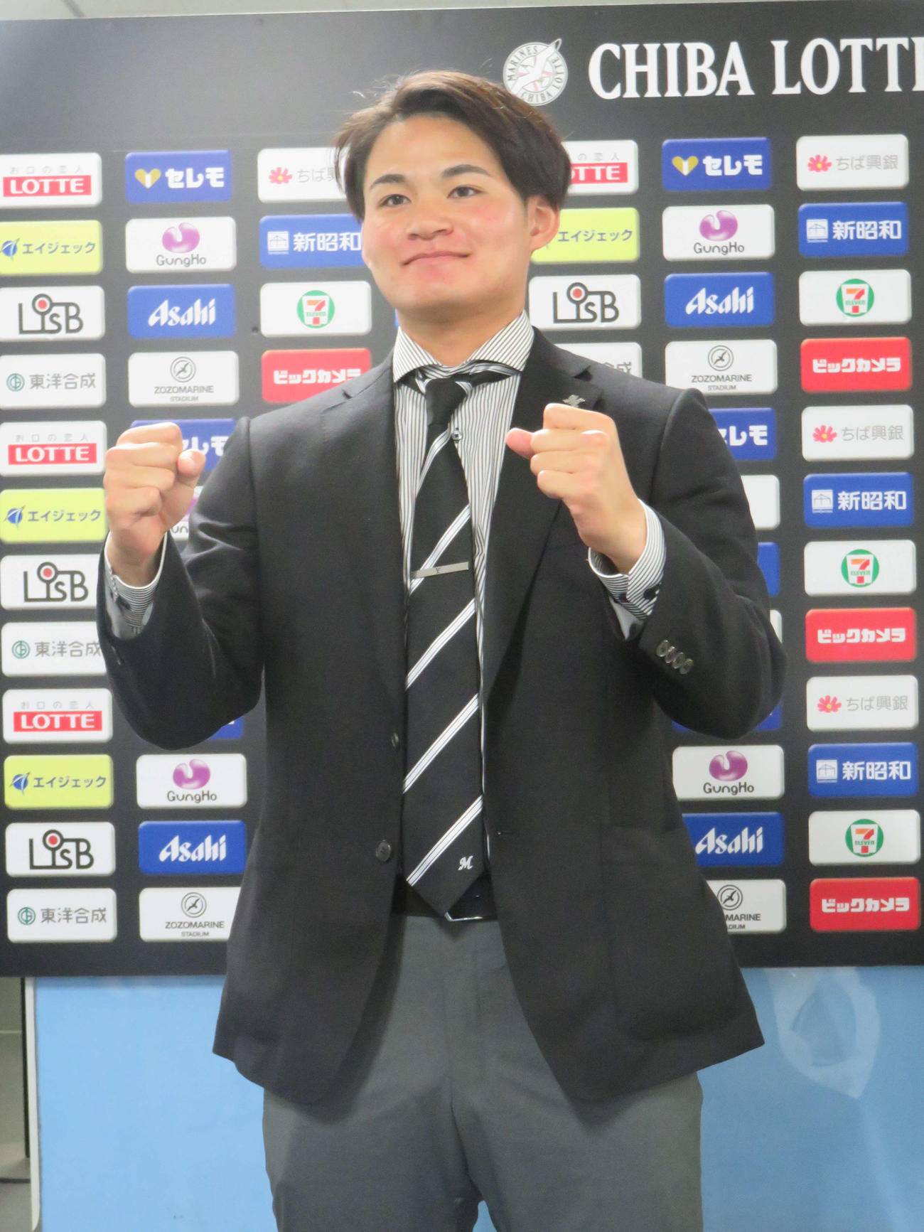 契約更改を終えて会見に臨むロッテ中森俊介