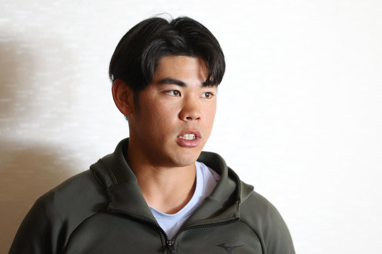 契約更改を終え、取材に応じる阪神鈴木（撮影・前田充）