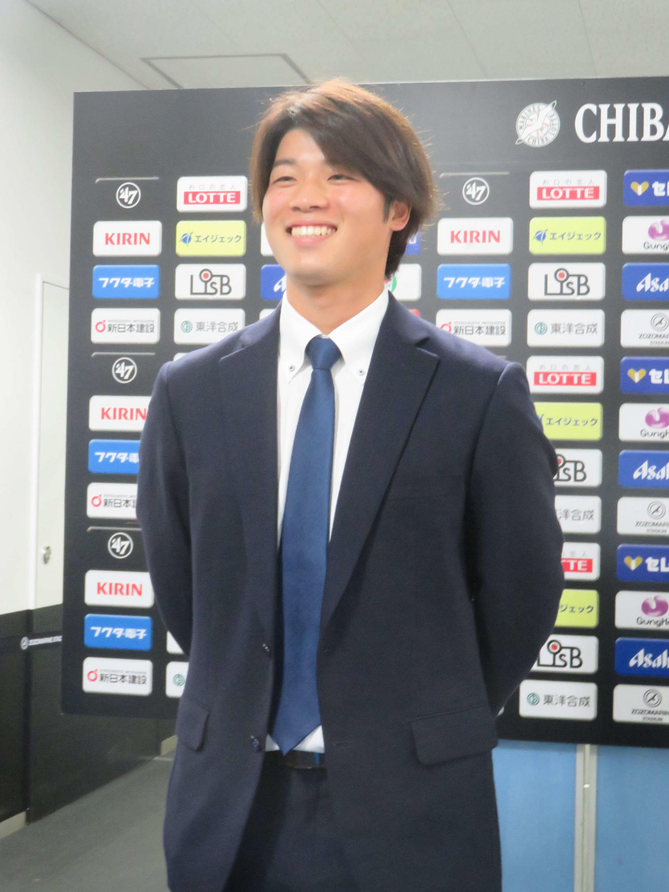 契約更改を終えて会見に臨むロッテ森