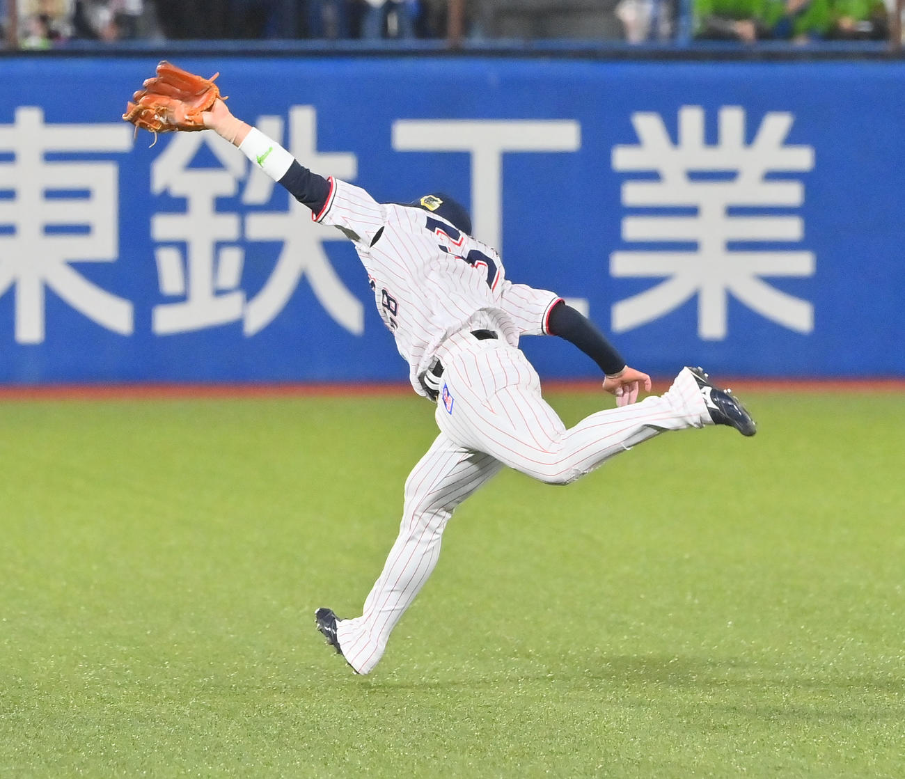 ヤクルト対オリックス　2回表オリックス2死、紅林の打球を好捕する遊撃手長岡（2022年10月29日撮影）